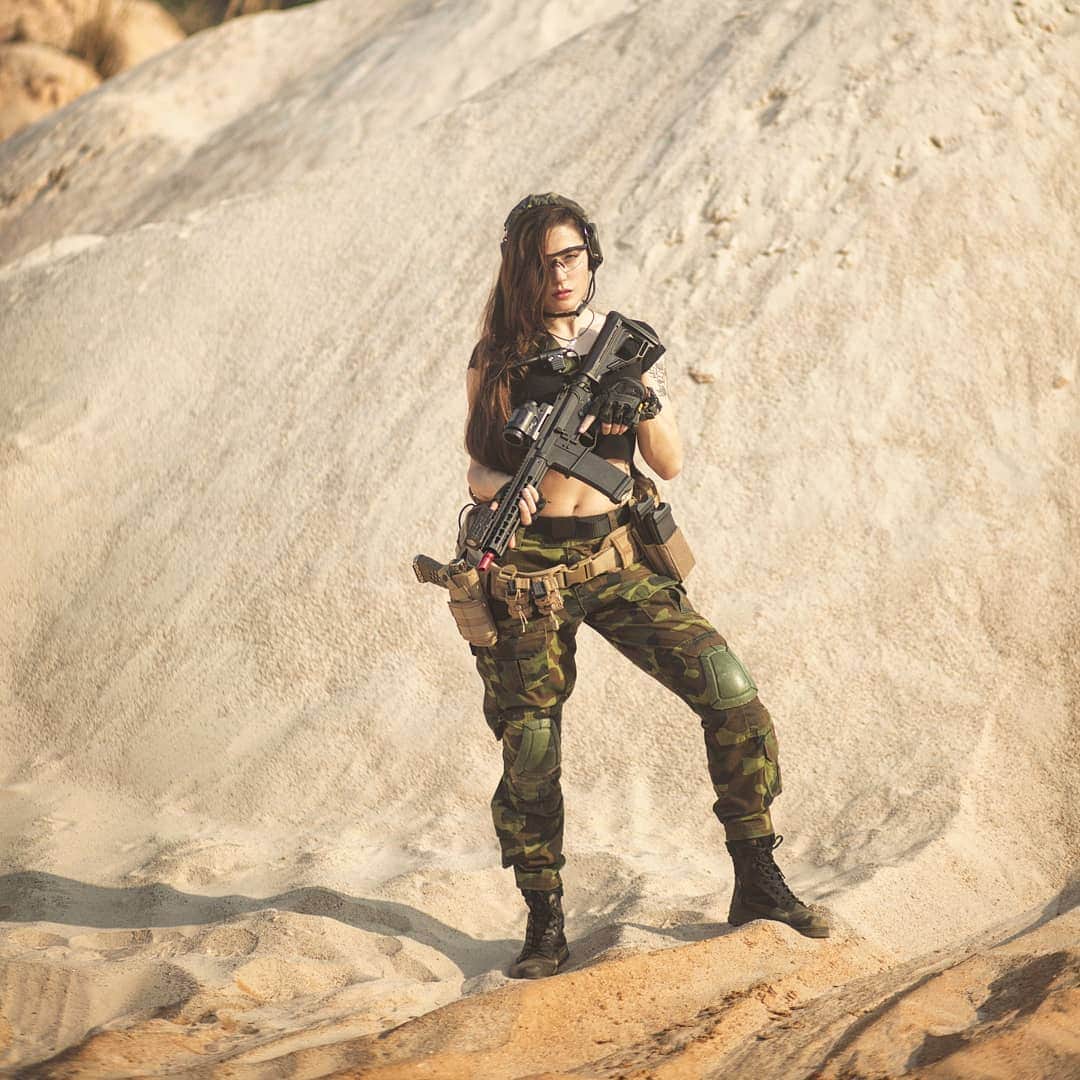 Anna Vargasさんのインスタグラム写真 - (Anna VargasInstagram)「The rules of survival never change, whether you're in a desert or in an arena. (Bear Grylls) . Photo: @lucascoutinhostudio . ⬇️⬇️YouTube Channel ⬇️⬇️ Myst & Hard [link on my profile] --------------------------------------------------- 🤝PARCEIROS: 🛒Loja: @companystoreac www.storeac.com.br 🚨Use o cupom MYST e ganhe 5% off nas compras na loja! 💀Equipamento Tático: @511tacticalbrasil www.511tactical.com.br ⚪ Munição: @spartanairsoftmunition www.spartanairsoft.com.br 🎥 Câmeras: @scopecam www.scopecam.com.br Patches: @1ciadistintivos ---------------------------------------------------- #airsoft #airsoftgirl #myst #warrior #survivor #modify #military #militarygirl #milsim #airsoftbrasil #desert」8月23日 21時04分 - myst.shots