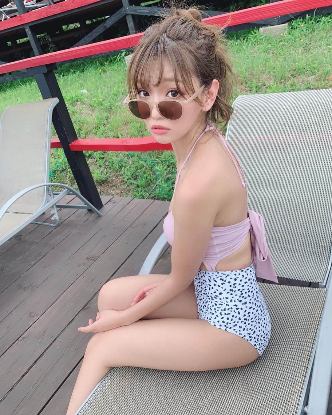 いっちゃん/嶋津 いつみのインスタグラム：「. . この季節…絶対に避けて通れないのが 露出🤭💨💨💨 . . . だって暑いし、💦 かわいい水着着たいし、💓 なんならえぇ女感も出したいやん😡✨w . . . . . ってことで最近は前にも投稿した @moomo9112  の#除毛クリーム使ってる⭐️ . . . ムーモの何がえぇって匂いがいいのもあるんやけど お肌に優しいこと!!💨 . . . . 敏感肌やから今まで結構、色んなので 合わんかったりしたけど #ムーモは大丈夫やった🙋🏼‍♀️❤️ . . . 中身も割とたっぷり入ってるから 私はこれ一本で手足、背中デコルテまで 全身いけたょ😎🌿✨ . . . . . .  #ムーモ  #除毛クリーム #関西  #関西サロモ  #サロンモデル #サロモ #いっちゃん  #フリーモデル #関西モデル  #あざといっちゃん #かわいっちゃん #ブライダルモデル #アレンジモデル #ヘアカラー  #ヘアアレンジ #撮影依頼受付中 . . . . .」
