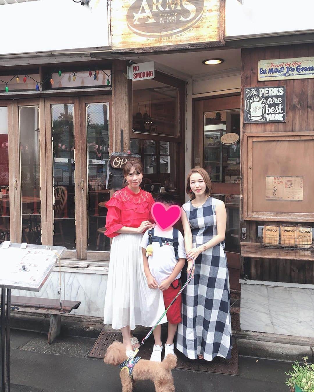 関口未来さんのインスタグラム写真 - (関口未来Instagram)「@sanokachan の息子ちゃんに、みきちゃん大学生なの❓って言われてルンルンな人🤪💣 笑  最後に集合写真📸があるのでスワイプしてね💕 . 諭吉🐶と皆で🍔✨本当は代々木公園で遊びたかったけれど☔️止まず😢かけっこできずにごめんよ😢 . お洋服は @chocoa_official マタニティ&授乳兼用服です😍❤️ . . #chocoa  #マタニティコーデ  #マタニティ服 #妊婦服 #授乳服 #プレママ #初マタ #プレママさんと繋がりたい  #初マタさんと繋がりたい  #いぬすたぐらむ #モフモフ部 #愛犬のいる暮らし #愛犬のいる生活 #arms #アームスバーガー #代々木公園  #代々木公園カフェ  #ハンバーガー #ペット可  #トイプードル #トイプードル部」8月23日 20時59分 - miki.sekiguchi_x