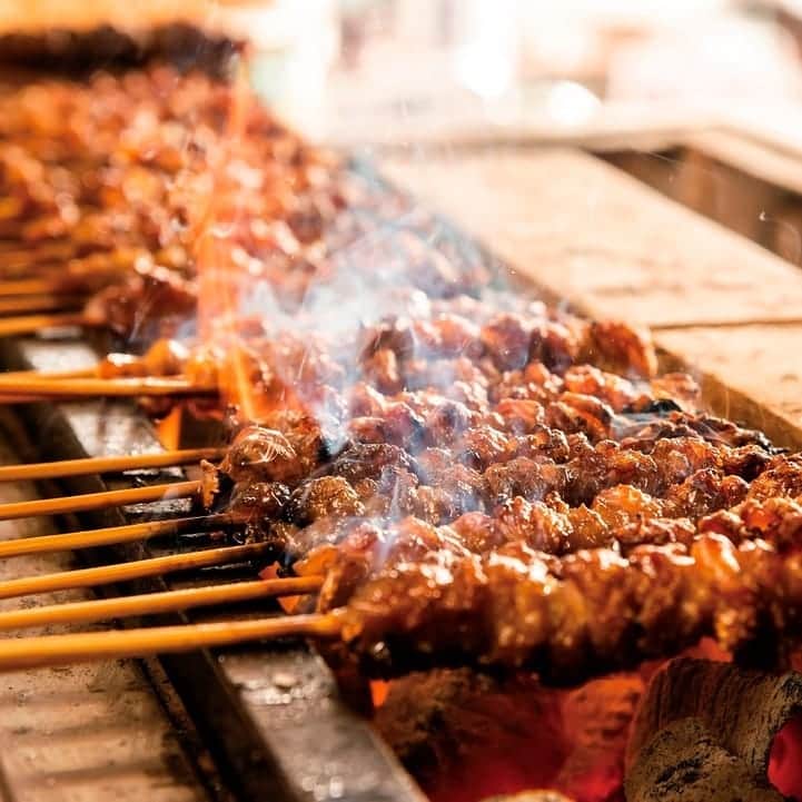 九州熱中屋さんのインスタグラム写真 - (九州熱中屋Instagram)「博多の皮串❗️❗️ . 博多出身なら誰もが知ってる❗️❓ 1人10本オーダーは当たり前の「あの」皮串を提供します👌 . 厳選した鶏皮を、串に1枚ずつ丁寧に巻きつけ 焼いて、味付け、寝かす…を丹念に繰り返します✨ 5日にもわたって焼き続けながらも、肉汁をしっかり残した仕上がり👌 . 外はカリッとクリスピー♪♪♪ 中は程よくジューシーで柔らかい💡 普通の鳥皮では味わえないクセになる美味しさです🤤 . ビールによく合うコク旨な味わいですので どうぞ10本、20本とガッツリ御注文くださいませ✨ . ■1本 170円(税別) ■10本 1,650円(税別) . 九州の活気溢れる繁盛店を再現しております！ ご来店お待ちしております♪ . . #熱中屋 #九州熱中屋 #居酒屋 #ビール #焼き鳥 #鳥皮 #とりかわ #九州居酒屋 #飲み会 #飲み #ちょい飲み #ハッピーアワー #ビール好きな人と繋がりたい #送迎会 #歓迎会 #飲み会🍻 #居酒屋好き #居酒屋めし #酎ハイ #はしご酒 #ビールにあう #ビール好き #瓶ビール #お酒のつまみ #飲酒タグラム #新宿居酒屋 #居酒屋メニュー #お酒好き女子 #肉好きな人とつながりたい  #グルメ好き」8月23日 20時59分 - necchuya