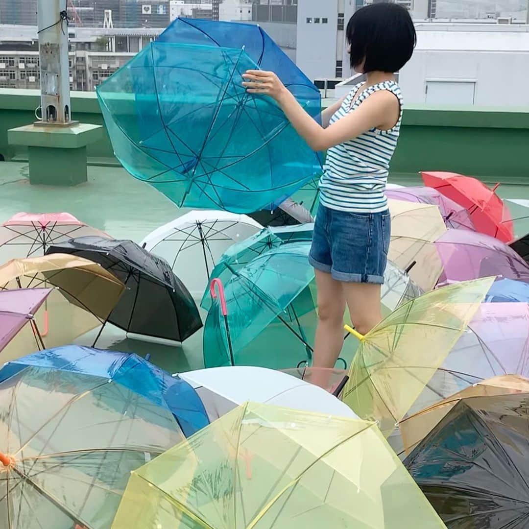 森七菜さんのインスタグラム写真 - (森七菜Instagram)「「週刊ヤングジャンプ」絶賛発売中です⛱⛱⛱ もう見てもらえましたか？？ #ヤングジャンプ #オフショット #傘いっぱい！#カラフル傘 #傘で遊んでました #ぜひ見てください☺︎ #もりなな #森七菜」8月23日 20時59分 - morinana_official