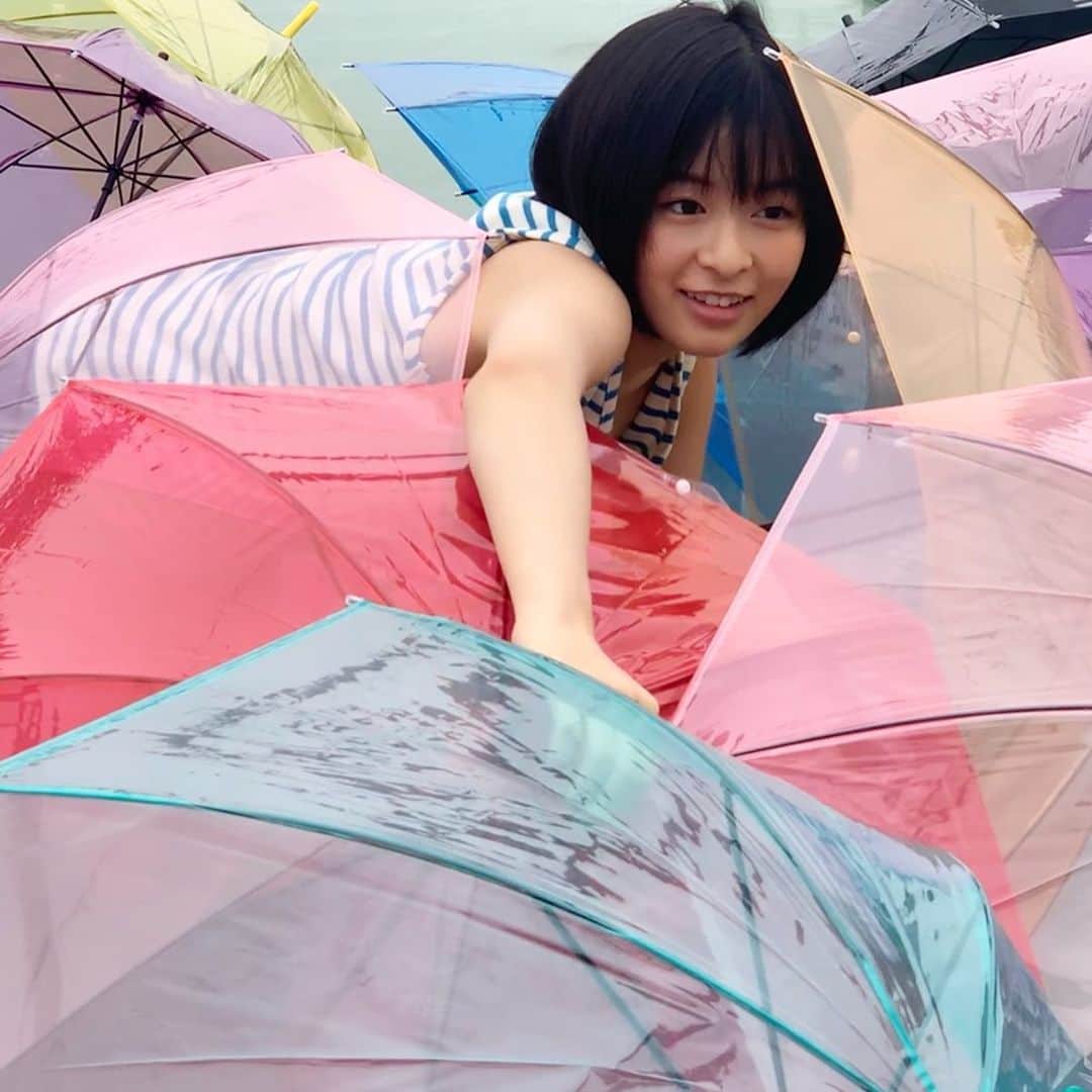 森七菜さんのインスタグラム写真 - (森七菜Instagram)「「週刊ヤングジャンプ」絶賛発売中です⛱⛱⛱ もう見てもらえましたか？？ #ヤングジャンプ #オフショット #傘いっぱい！#カラフル傘 #傘で遊んでました #ぜひ見てください☺︎ #もりなな #森七菜」8月23日 20時59分 - morinana_official