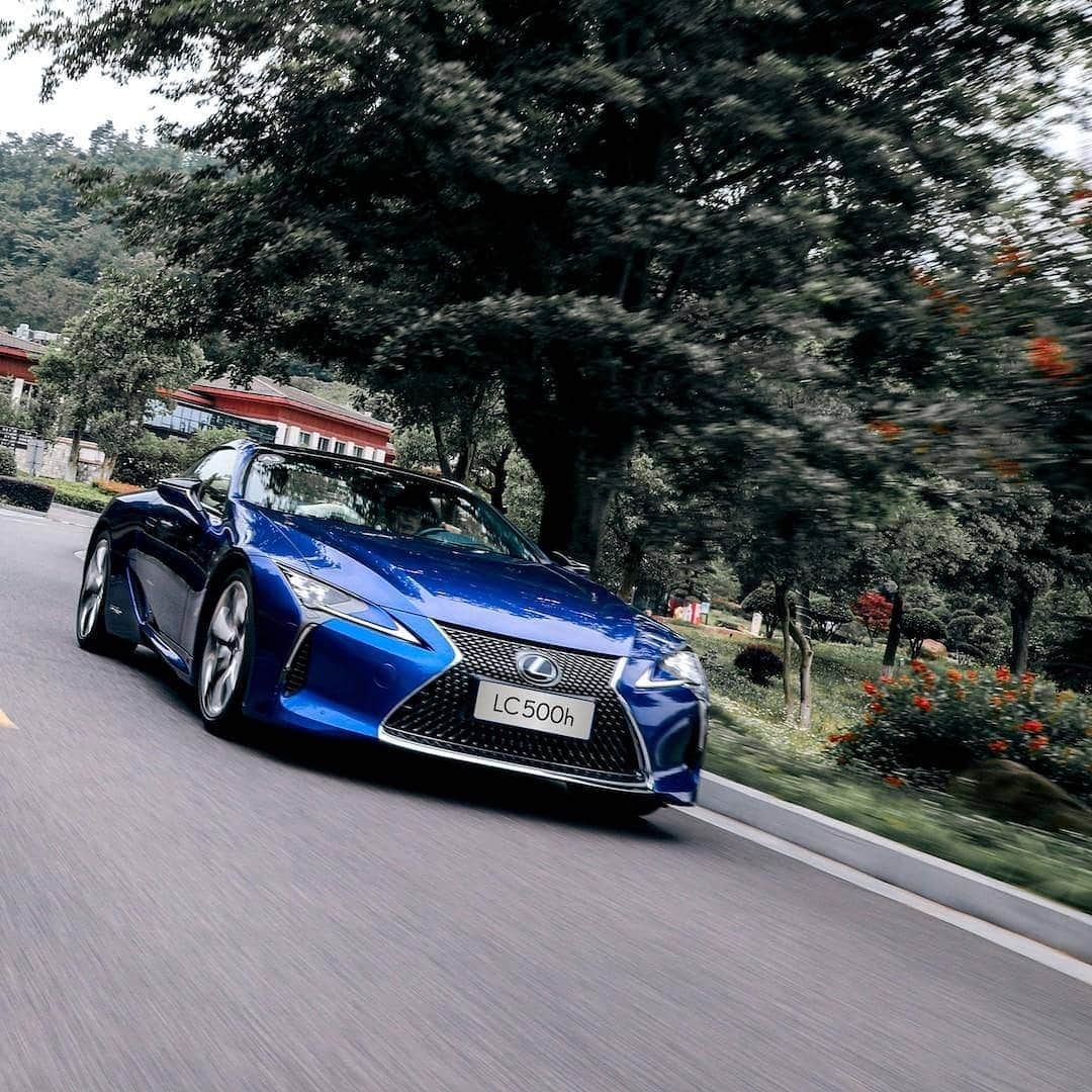 Lexus UKさんのインスタグラム写真 - (Lexus UKInstagram)「Sonic Red or Structural Blue?  #Design #CarDesign #Automotive #Lexus #CarsofInstagram #Luxury #LuxuryTravel」8月23日 21時01分 - lexusuk