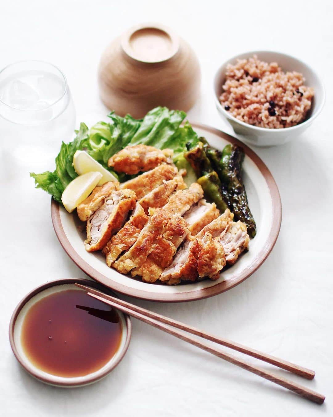 utoshさんのインスタグラム写真 - (utoshInstagram)「【レシピ・動画付き】Chicken tempura. 今日は鶏もも肉で「鶏天」。 大分の名物ですよね。大分は温泉といいすばらしいもの沢山あるなぁと思います。 子供の頃行った事があるらしいけど、まったく記憶がないので、いつかもう一度行きたいなと思っています。 . . 鶏天って東京じゃあまり食べる事ができないのですが、ご飯が進むから、食堂とかで出してくれないかな。ジューシーで美味しいんですよ！ . 大きなもも肉をちょっと切り込みを入れて、半分に切って2つに分割。大きめな鶏天です。 . お皿はSOROI @soroi_jp Daylightシリーズのリムプレート！人気のお皿なので、ぜひCheckして見てください！ . . ブログも書きました → @utosh_blog . . ＿＿＿＿ . 鶏もも肉の鶏天（2人前） . 〈材料〉 鶏もも肉　1枚 塩　少々 黒こしょう　少々 . A　天ぷらの衣 ・片栗粉 大さじ2 ・小麦粉 大さじ2 （天ぷら粉 大さじ4でも可） 水　大さじ2 卵 1個 . . 〈作り方〉 1、鶏もも肉に適度な切れ込みを入れて、縦に半分に切る。 2、Aの天ぷらの衣を全て混ぜ合わせる。 3、鶏もも肉を天ぷら粉にくぐらせて、170°の油で7分、ひっくり返しながら揚げる。 （今回は少ない油であげたので、ちょっと焼き揚げみたいな見た目になってます） . ＿＿＿＿＿ . . ぜひ作ってみてくださいね。 No local No food. おいしく楽しく！ . . #とりあえず野菜食 #鶏天 #toriten #とり天  #天ぷら #tempura #スタートUPレシピ #スタートアップレシピ . #ellegourmet#lunch#brunch#breakfast#foodporn#instagramjapan#vsco#IGersJP#onthetable#ランチ#おうちカフェ#うちごはん#暮らし#フーディーテーブル #cooking#homemade#おうちごはん#朝ごはん#japanesebreakfast#f52grams」8月23日 21時01分 - utosh