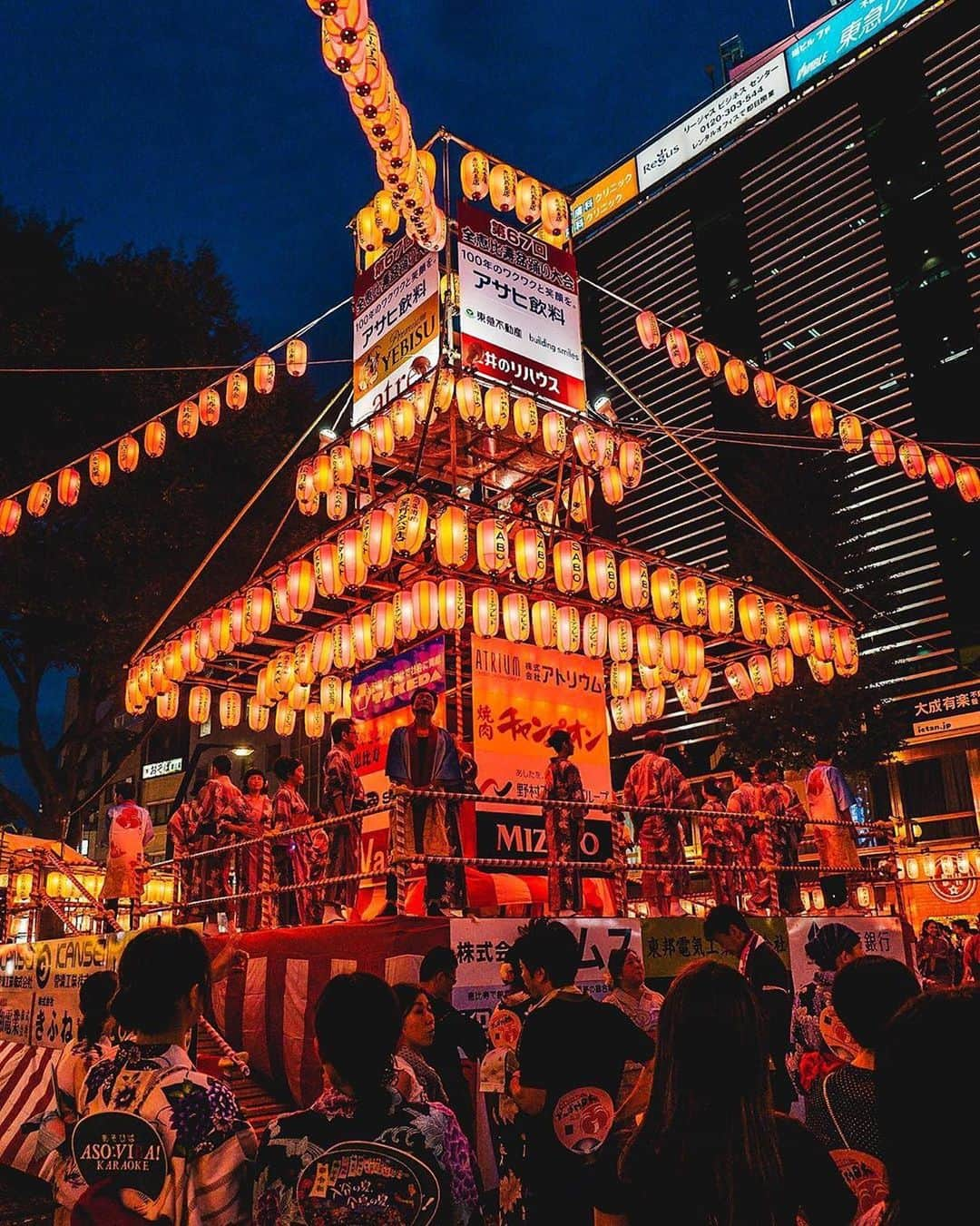 Andaz Tokyo アンダーズ 東京さんのインスタグラム写真 - (Andaz Tokyo アンダーズ 東京Instagram)「In neighborhoods all around the country, Bon Odori (dances) take place to welcome the spirits of our ancestors🏮 If you missed Ebisu’s event, be sure to join over 40,000 participants this weekend at Hibiya Park’s Bon Odori festival, just a 15 minute walk from @andaztokyo :: 📸 @tokyo.ig ⠀⠀ #bonodori #tokyosummer #盆踊り#盆踊り大会」8月23日 21時13分 - andaztokyo