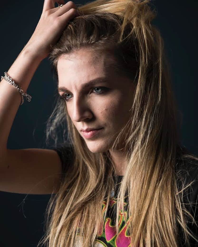 のインスタグラム：「#PremiataOutliers #Episode33 “There is no better antidote than music. Music is good for the heart, injects energy and removes worries. What could be better?”. Tireless concert-goer, rock and roll lover, @Beatricecapitanio likes to study, observe, listen and that’s why she loves working “behind the scenes”. Music has been part of her life since she was put it in front of a piano at the age of 4, and today she is in charge of  the promotion at all levels in one of the biggest record labels in the music industry. “For me, music is not just a passion, it’s a mission: I want to surround myself and those who are part of my life - and not only - with good music”. So, let’s keep rocking’, Bea!」