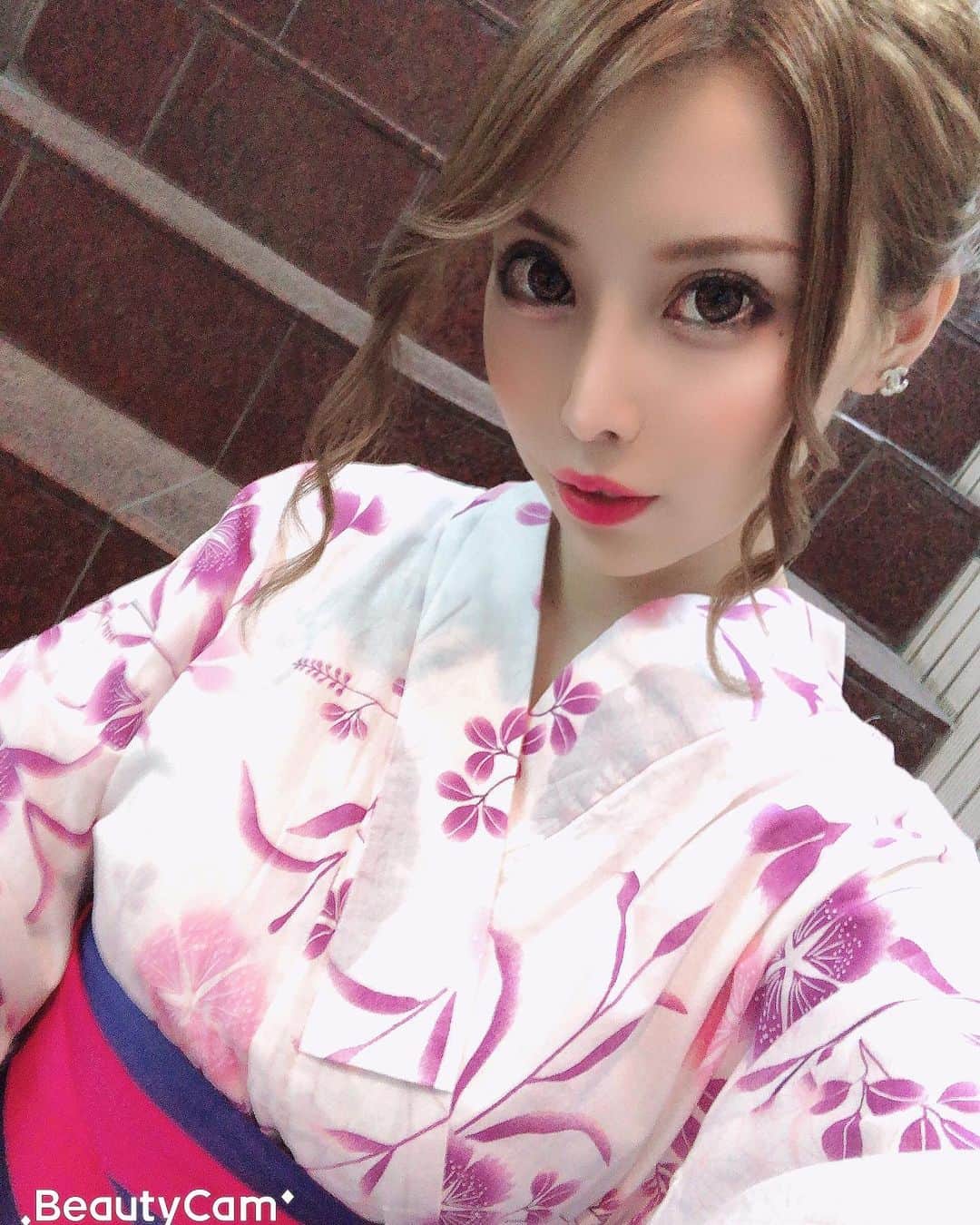 高橋沙弥華のインスタグラム：「今日明日は浴衣🥺たぶん今年最後😤 自分で買わないような色の浴衣レンタルしたよ💓潔癖じゃないけど、肌着と下駄は自分のやつ😅  #浴衣 #japanese #夏の風物詩 #夏終わりそう #summer #event #chanel #レンタル浴衣 #着付け #苦しい」