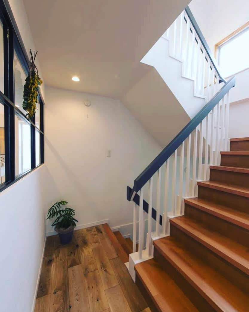 パパママハウスさんのインスタグラム写真 - (パパママハウスInstagram)「お子様家族との同居をきっかけに、３階建てのお住まいをフルリノベーション。 ⠀  階段は開放的でレトロなデザインを生かし、無垢材の床と、ホワイト＆グレーがアクセントの階段手すりを合わせて、シンプルで心地よい空間に。  ㅤㅤㅤㅤㅤㅤㅤㅤㅤㅤㅤㅤㅤ －－－－－－－－－－－－－－－－ ㅤㅤㅤㅤㅤㅤㅤㅤㅤㅤㅤㅤㅤ オンリーワンの家を実現させよう！ @papamamanhouse  ㅤㅤㅤㅤㅤㅤㅤㅤㅤㅤㅤㅤㅤ －－－－－－－－－－－－－－－－ㅤㅤㅤㅤㅤㅤㅤㅤㅤㅤㅤㅤㅤ ㅤㅤㅤㅤㅤㅤㅤㅤㅤㅤㅤㅤㅤ #パパママハウス  #papamamanhouse  #大好きな暮らしを  ㅤㅤㅤㅤㅤㅤㅤㅤㅤㅤㅤㅤㅤ #注文住宅 #おしゃれな家 #オシャレな部屋 #リノベーション会社 #理想の家づくり #ハウスデザイン #暮らしの間取り #階段 #階段手すり #無垢 #２世帯住宅 #無垢の床 #リノベーション #生活空間 #フルリノベ #無垢フローリング #造作家具 #シンプルな暮らし #デザイン住宅 #建築写真 #インテリアコーディネート #リノベーション実例 #暮らしのデザイン #暮らしのアイデア」8月23日 21時12分 - papamamanhouse