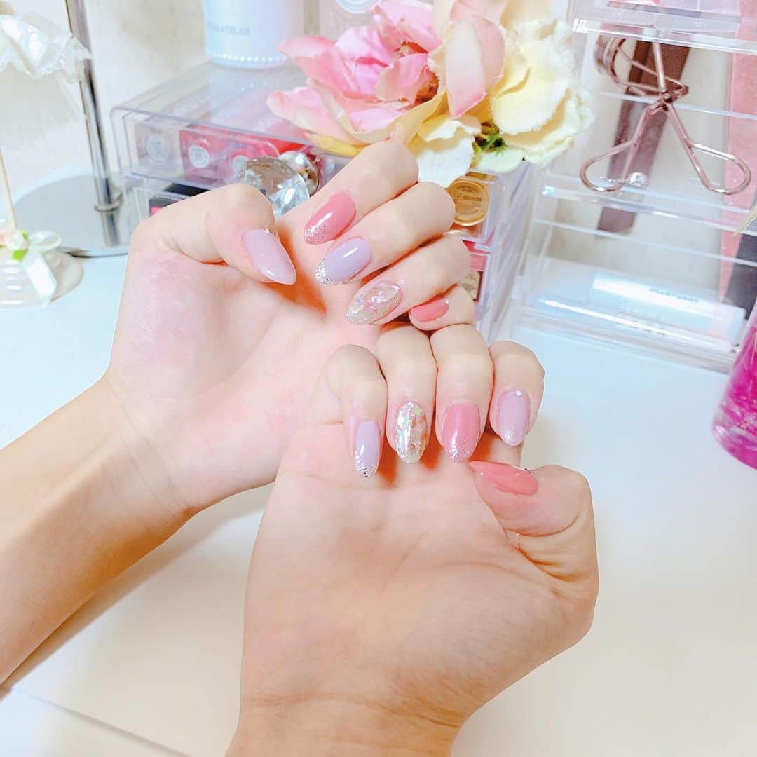 岡本麻佑のインスタグラム：「. にゅうねいる💅🏻💐💕まゆの中では割とシンプルめやけどキラキラ✨やっぱりキラキラは卒業出来ない😂💖#newnails#nails#love#happy#いとこネイル#まゆnails」