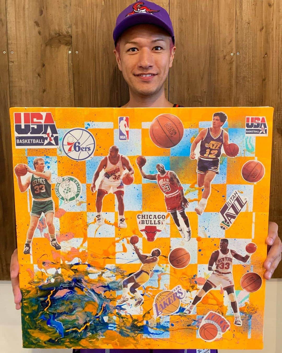 照屋 健太郎さんのインスタグラム写真 - (照屋 健太郎Instagram)「1️⃣9️⃣9️⃣2️⃣🇺🇸🏀🥇 人生で初めて作ったキャンバス作品タイトルは『WHERE IS THE GOAL？』です。バスケットボール選手のコラージュでゴールシーンを連想させ、(ボールはゴールへ)ゴミはゴミ箱へというメッセージと、左下には汚染されていく地球を表現し、私たちのゴール(未来)について問いかけています。  僕はアーティストではないので、アートとは少し違う目線で作品を作り、ファッション、フィギュア、バスケットボールなど様々な趣味を持つ人々にアプローチすることで、1人でも多くの方にご来場頂き、 @litterati_japan の活動を世の中に広げることを意識しました。明日オープンの13時には家族で会場にいる予定です。ぜひ遊びに来て頂けると嬉しいです😊 . @litterati_japan 主催アート展 ”Seeker” 📍 @stockroomgallery_koza  住所 沖縄県沖縄市中央2-7-40 1F パークアベニューのチャーリータコス近くです 電話 098-927-2432 8月24日(土)〜9月1日(日) 13:00 - 20:00 入場料500円 . . #🏀 #basketball #stockroomgallerykoza #stockroomgallery #mitchellandness #mitchellness #nba #basketball #dreamteam #1992dreamteam #1992 #usa #okinawa #teamusa #teamusa92 #バルセロナオリンピック#dreamagain  #litterati #litteratiokinawa #litteratijapan」8月23日 21時21分 - libertyforce_teruya