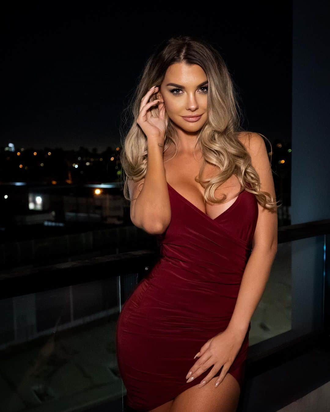 エミリー・シアーズさんのインスタグラム写真 - (エミリー・シアーズInstagram)「Talk to me 🌹pic 1 or 2? @prettylittlething #plt  #prettylittlething #bodycon #burgundy #dress #LA#love」8月24日 2時54分 - emilysears