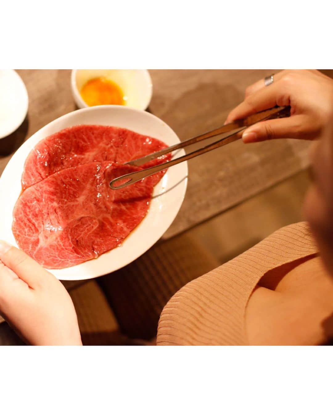 Yuuki mimuraさんのインスタグラム写真 - (Yuuki mimuraInstagram)「🥩✨ . 夏バテしてる暇はない🔥 先日、またまたお肉を食べてパワーチャージ💪✨ 大好きなうしごろ( @ushigoro_yakiniku )で たべごろコースを❣️ このコースが1番ピッタリ🙆‍♀️ サラダも肉寿司も楽しめるし お肉の種類もちょうど良くて 色々楽しめる🥩 スタッフさんが気遣いが細やかで お肉によっては焼いてくれるし、 お肉が変わるたびに網を変えてくれます✨ 美味しくお食事できました💓 大満足ーー🥺🌟 . .  #駅近#駅近グルメ#グルメ#ディナー#焼肉#五反田#焼肉 #うしごろ#ushigoro#五反田焼肉#五反田ディナー#ディナー#うしごろバンビーナカルボーネ#うしごろバンビーナ  #pr#コラボベース#夜ご飯#焼肉#焼肉ディナー#乾杯#ビール」8月23日 21時23分 - u0829u