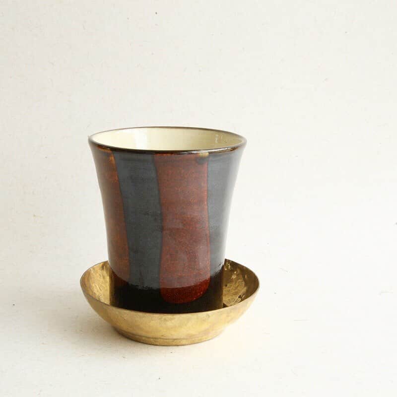 moyaisさんのインスタグラム写真 - (moyaisInstagram)「小鹿田焼・黒木昌伸さんのフリーカップです。1枚目と2枚目は同じカップの表と裏です。色の濃いほうが炎に向いていたことを静かに物語っています。内側には灰の降った跡もあり、登り窯ならではの景色が見える器です。  #moyais #民藝の器moyais  #大分 #小鹿田焼 #黒木昌伸窯  #陶器 #器」8月23日 21時23分 - yaora.life