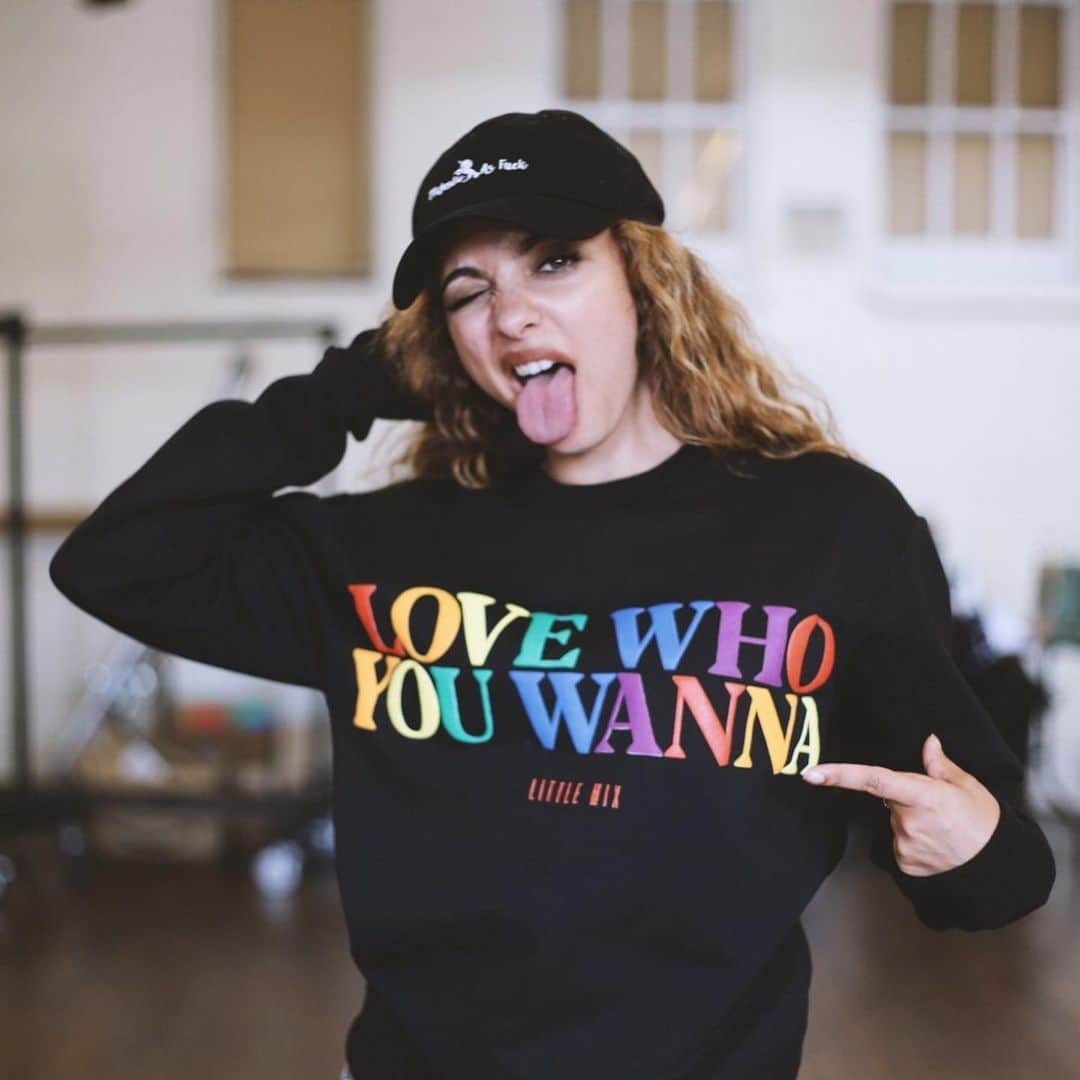 リトル・ミックスさんのインスタグラム写真 - (リトル・ミックスInstagram)「order your #LMPride merch in the NEXT HOUR to get it in time for #ManchesterPride with proceeds going to @stonewalluk ♥️ look a gorgey hun whilst doing your bit ✔️♥️🏳️‍🌈 📸 @panoptistry」8月23日 21時24分 - littlemix