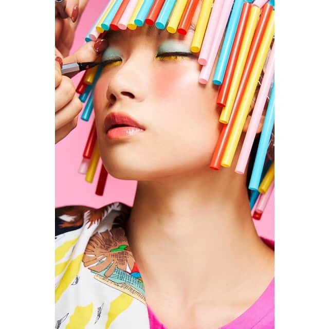 千菅春香のインスタグラム：「Makeup✨🌈 .  photo by @kosukee0227  hair & makeup by @nakamji  #カラフル #ストロー #shooting」