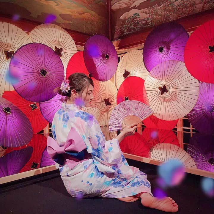 のインスタグラム：「最近、秋の気配を感じるようになりしまたね🍁﻿ ﻿ 夏の最後に浴衣を着ておでかけするのに﻿ 良きおでかけスポット﻿ #雅叙園 ありますよ〜❤️﻿ ﻿ 『 #和のあかり 』﻿ 前の投稿に一つあるけど﻿ こんな雅なスポットもあるよ〜⛱☂️🇯🇵﻿ 9月1日までだよ〜！﻿ ﻿ ﻿ ﻿ DMで浴衣かわいーってきてたやつ💌﻿ この浴衣はGRLです👘﻿ ﻿ 黒の浴衣持ってたけん﻿ 逆に白っぽい爽やかなの欲しくて✨﻿ 去年←買った！笑﻿ ﻿  和のあかり×百段階段 2019年7月6日(土)～9月1日(日) ■時間 日～木曜日／10:00 - 17:00（最終入館16:30） 金・土曜日および、8月11日～18日／10:00 - 20:00（最終入館19:30） ※8月10日(土)は17:00まで ■会場 ホテル雅叙園東京 東京都指定有形文化財 「百段階段」　 東京都目黒区下目黒1-8-1 目黒駅より徒歩3分 ﻿ ﻿ #和のあかり2019 #百段階段 #目黒 #夏休み﻿ #おでかけスポット#フォトスポット#夏イベント#休日の過ごし方#東京女子部#カメラ女子#MERY女子#genic_tokyo」