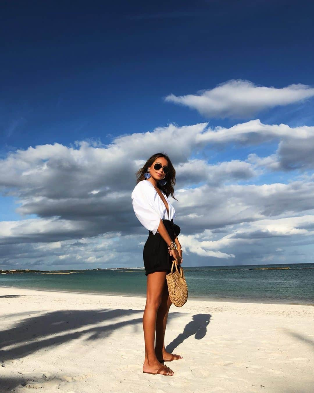 ジュリー・サリニャーナさんのインスタグラム写真 - (ジュリー・サリニャーナInstagram)「Postcard. ☁️🌊」8月23日 21時28分 - sincerelyjules