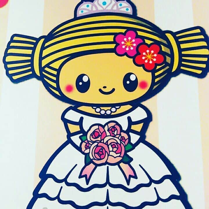 のインスタグラム：「あまりにもかわいくて。  #結婚 #カメラマンがとってあげるといったから #justmarried  #ミトちゃん #ミトちゃん可愛い  #遊び心 #エアー婚姻届 #フリーアナウンサー #アナウンサー #ootd  #uniqlo  #pinkyanddianne」