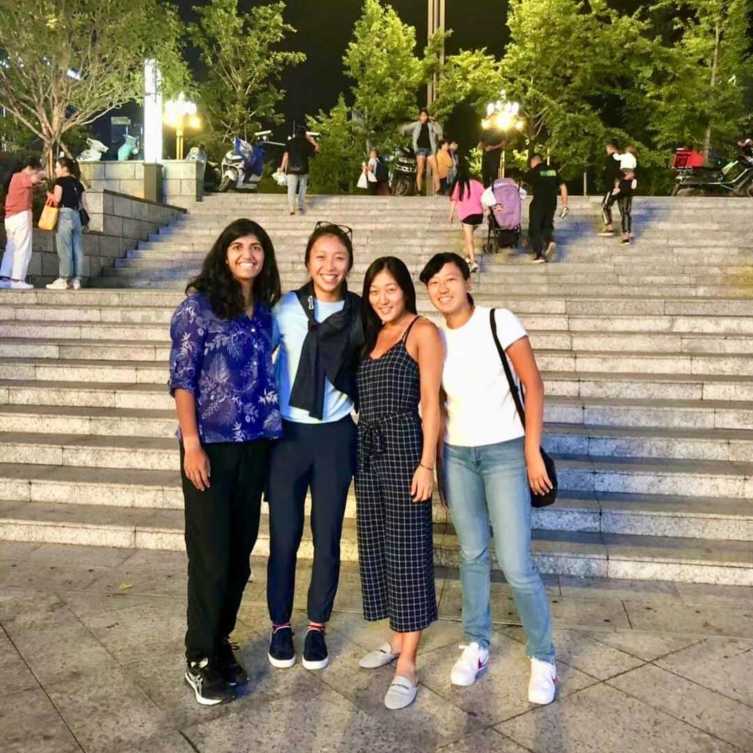 のインスタグラム：「Team Star River in 🇨🇳✨💙🎾#squadgoals  中国、、チ－ムといれると楽しい💨 さぁ、今週も自分が出来る事、、頑張ろう。 #中国 #生活  #中国語勉強しなきゃ 〜 #goodnight • • #テニス #チ－ム #トレーニング #アスリート #筋トレ #筋トレ女子 #スポーツ #tennis #sports #life #training #fitness #fit #athlete #china #smile  #tennisplayer #work #tour  #테니스 #연습 #훈련 #스포츠  #운동 #love」