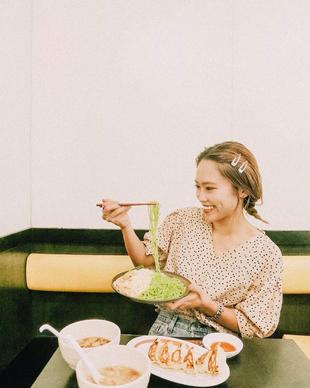 井村亜里香さんのインスタグラム写真 - (井村亜里香Instagram)「幸楽苑 から期間限定で新発売している 栄養バランスが良いユーグレナつけめんを 試食してきました🤤🍥 ・ 石垣島産のユーグレナと クロレラを配合した鮮やかな緑色の麺が特徴。 ビタミンやミネラルを豊富に含む バランス良く栄養素を摂取できる ユーグレナつけめん🍜🍥 ・ つけめんのスープは、 さっぱり系つけめんダレと 節系濃厚魚介つけめんダレ🐟の 2種類を楽しむことができて つるつると良い麺との相性が抜群🤤 9月1日までの期間限定で発売🥢 とっっても美味しかったのでぜひ〜！ 餃子もおいしすぎた🥟🥟🥟 ・ @kourakuen_pr  #rahmen#japanese_food  #ラーメン好き #ラーメン#つけめん#ユーグレナ #クロレラ#幸楽苑#PR」8月23日 21時35分 - arika_imura
