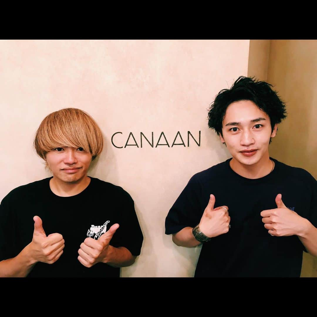 松本岳さんのインスタグラム写真 - (松本岳Instagram)「今日は稽古終わりにCANAANの森田さんにイケメンヘアーにしてもらいました。独自で考えたパーマでカッコ良くしてしてくれるよ。 イケメンヘアーになりたきゃ行けぇ」8月23日 21時36分 - gaku_22