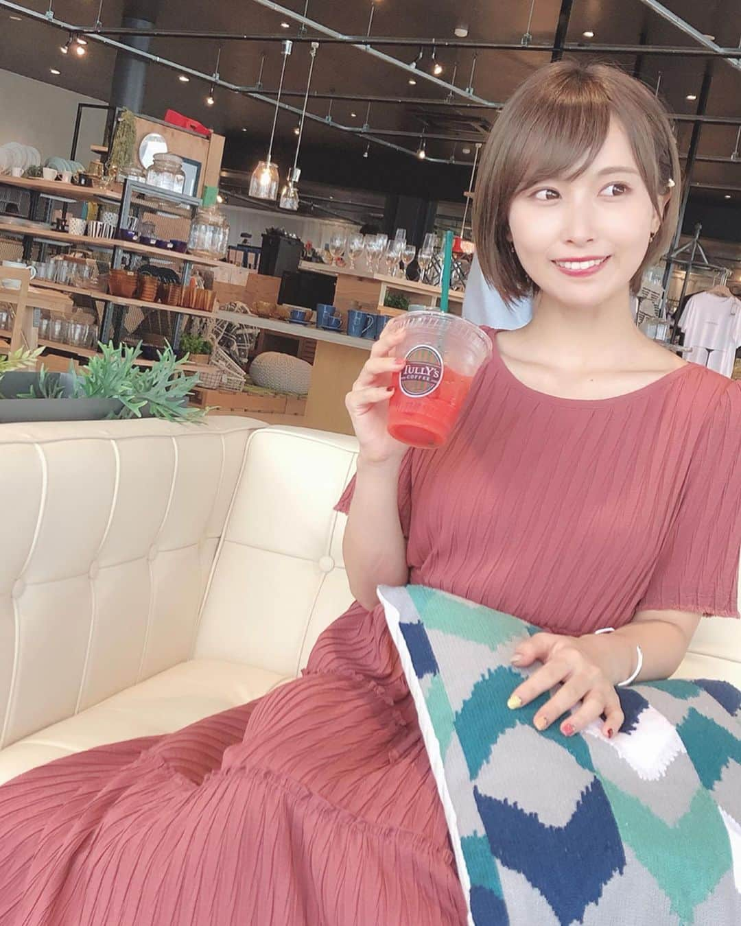 島田玲奈さんのインスタグラム写真 - (島田玲奈Instagram)「. 愛媛と宮崎に旅行いってきました🥰 . 大好きな人たちにたくさん会えて、幸せの家族旅行だった…😢♡ . このワンピースは、お誕生日にあかね(@takiyama__akane )と紫苑(@shion30 )がプレゼントしてくれたお気に入り🎁☺️ . 宮崎の日向に新しくできた海沿いのオシャレスポット STAIRS OF THE SEA で撮ったもの📷 . 飛行機乗ったり、フェリー乗ったり、移動がたくさんあったので、旅行前に @daikanyama_medical さんで身体を整えてもらってから行った✌︎ . 整体って素晴らしい。肩首腰のコリがすごくてマッサージだと効果が保たないけど、整体で根本から整えてもらうとスッと楽になった😭✨ 旅行疲れ取りに、また行くんだ〜！」8月23日 21時37分 - smd_rn321