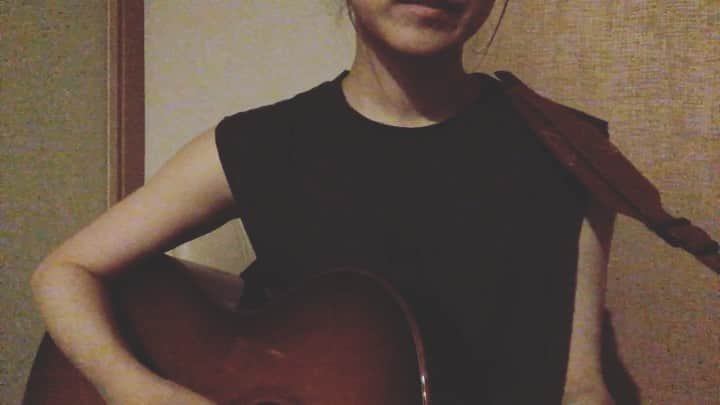 渕上里奈のインスタグラム：「⁑ ‪新曲‬ ‪「空白」‬ ‪です 。‬ ‪フルコーラスは‬ ‪ライブで 𓃠‬ #渕上里奈  #弾き語り #ギター #ギター弾き語り #singing #cover #acoustic #guitar #ssw #シンガーソングライター」