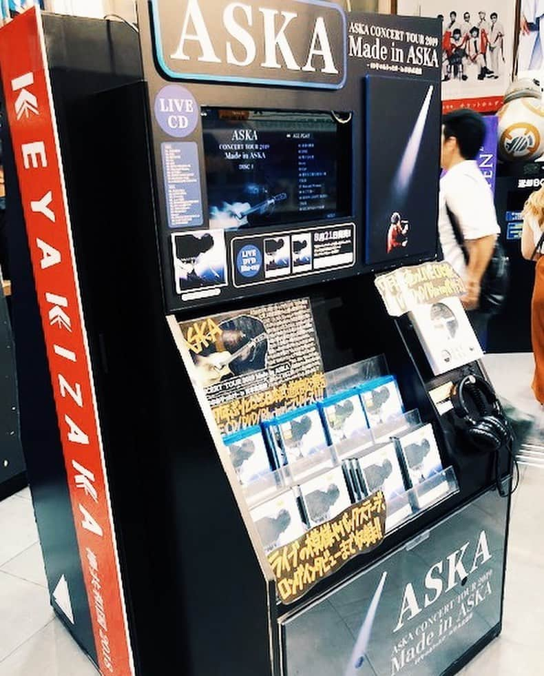 ASKAさんのインスタグラム写真 - (ASKAInstagram)「「ASKA CONCERT TOUR 2019 Made in ASKA -40年のありったけ- in 日本武道館」のライブDVD/Blu-rayが、21日に発売！タワーレコード渋谷店入口には、看板登場です。各店舗店頭先でも、盛り上げていただいています！ #aska #aska_official #madeinaska #40年のありったけ  #日本武道館 #ライブ映像 #DVD #Bluray #店頭展開 #盛り上げていただいています #今回も #ドラムの孝三さんが #渋谷店に足を運んで下さったようです #ありがとうございます @kozosuganuma」8月23日 21時43分 - aska_official921