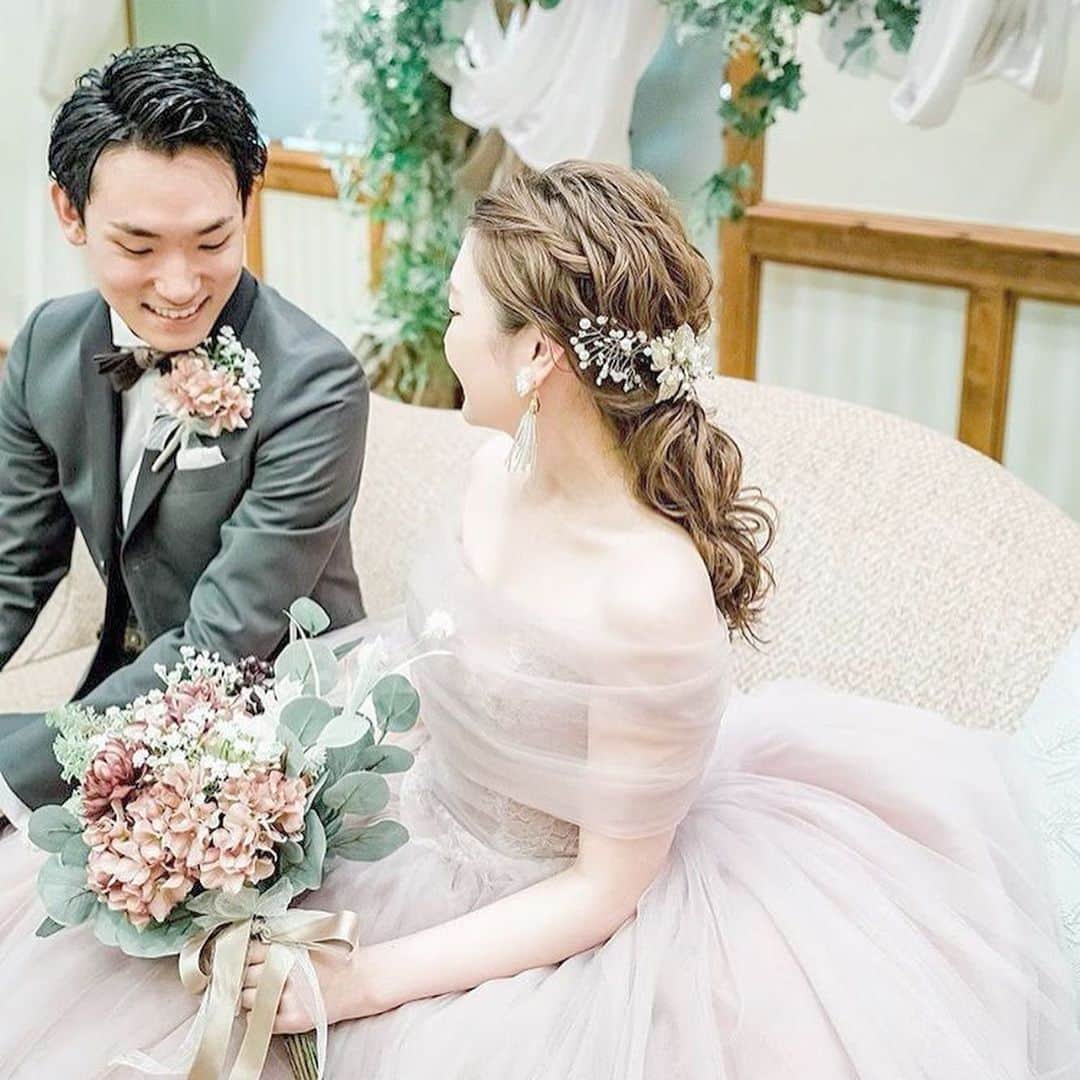 みんなのウェディングさんのインスタグラム写真 - (みんなのウェディングInstagram)「. ====================== #みんなのウェディング をつけて お写真を投稿してください📸💕 素敵な投稿は記事内や公式IGで ご紹介させていただきます♡ ====================== . . ダスティな色味のブーケに ふんわりオフショルダーの カラードレスの組み合わせが とってもかわいい💕💕 なんとこのブーケは 手作りなんだとか🤭❣️ 他にもピアスや小枝のヘッドドレス、ブートニアもDIYしたんだそう✨ とってもよくお似合いです☺️💓 . . @fukumoe_wed さんのお写真を ご紹介しました👰🤵💒✨ ありがとうございます😊💕 . . **************************************** . 👉結婚式場の口コミや本当の費用明細は 《みんなのウェディングTOP》へ💓 . 👉結婚式準備に役立つアイデアは 《みんなのウェディングの記事を読む》へ💓 . 👉「こんなときみんなはどうしたの？😢」 みんなに意見やアドバイスをもらいたい花嫁さんは 《花コミュ》へ💓 . . ****************************************. . . #プレ花嫁 #結婚準備 #結婚 #ブライダル #卒花 #卒花嫁 #結婚準備 #2020冬婚 #2020春婚 #2019夏婚 #2019秋婚 #大人婚 #花嫁ヘア #ブライダルヘア #ヘアメイク #ブライダルヘアメイク #花嫁ヘアスタイル #お色直しヘア #ヘッドドレス #花嫁diy #結婚式diy #ハンドメイド #ハンドメイドアクセサリー #小枝ヘッドドレス #オフショルドレス #くすみピンク #高砂」8月23日 21時44分 - minnano_wedding