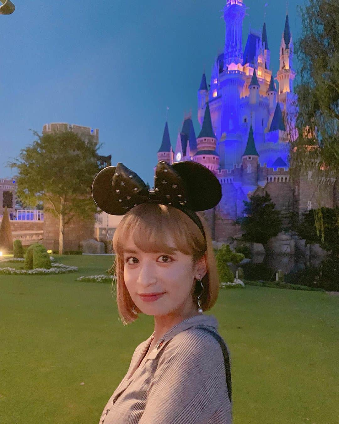 山出愛子さんのインスタグラム写真 - (山出愛子Instagram)「8.18  Disney Land.  シンデレラ城正面の下って人いっぱいいるけど側面の下は空いてる笑  2枚目はお父さんと😌💖 ワンマンLIVE終わりの ジェイハグロック終わりの 夢の国だったけどコーラは飲めなかったよ笑笑 愛子への愛だよねー😅😭😳😰😱 #disneyland #disney #ディズニーランド #ディズニー #ディズニーコーデ #ディズニーリゾート #ミッキーカチューシャ #シャツコーデ #ミッキー #ミニー#mickeymouse #mickey #minniemouse #minnie #おちびの輪 #150cm #150cmコーデ #sサイズコーデ #sサイズ」8月23日 21時44分 - aiko_yamaide