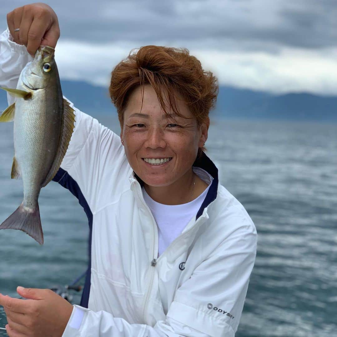 佐伯三貴さんのインスタグラム写真 - (佐伯三貴Instagram)「今日は知り合いの遊漁船へ乗って魚釣りに行ってきました🎣❤️❤️❤️ 爆釣でした😍  めっちゃんこ楽しかったです😆  イサキ、カワハギ、アジ、グレ、タイと多種🐟🐟🐟🐟🐟 行ってよかったー😊  みんな大満足の1日でした😘  村上船長ありがとうこざいました🥰  皆様も是非興味があれば👇  @mercury.m3  村上さんまで☎️」8月23日 21時56分 - threeprecious