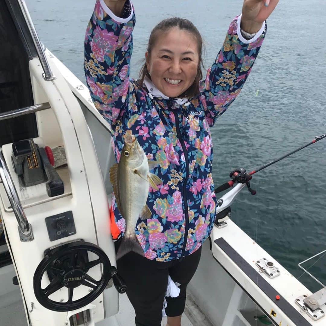 佐伯三貴のインスタグラム：「今日は知り合いの遊漁船へ乗って魚釣りに行ってきました🎣❤️❤️❤️ 爆釣でした😍  めっちゃんこ楽しかったです😆  イサキ、カワハギ、アジ、グレ、タイと多種🐟🐟🐟🐟🐟 行ってよかったー😊  みんな大満足の1日でした😘  村上船長ありがとうこざいました🥰  皆様も是非興味があれば👇  @mercury.m3  村上さんまで☎️」