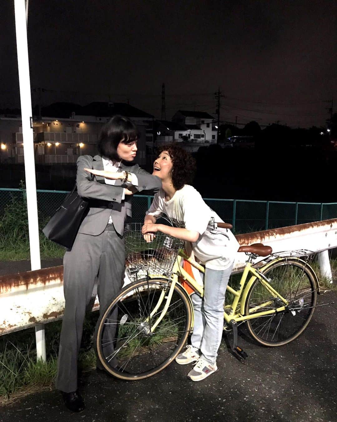 のインスタグラム：「凪のお暇 第6話 まもなくです！  #凪のお暇 #今夜も #恋に友情に #翻弄する凪ちゃん #トゥクン...が止まらない #仲良しな2人 #いつも和気あいあい #第6話でも #和気あいあい #黒木華 #高橋一生 #中村倫也 #市川実日子」