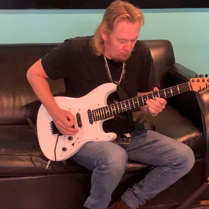 エイドリアン・スミスのインスタグラム：「Warmup before the show @ironmaiden #chicago @officialjacksonguitars #legacyofthebeasttour」