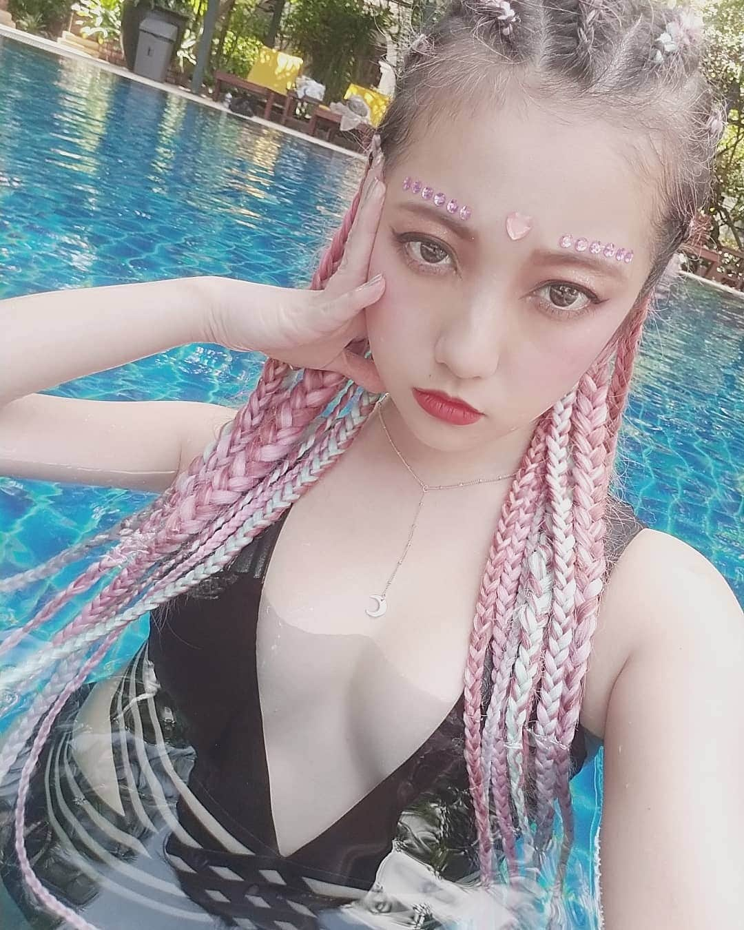 小林レイミさんのインスタグラム写真 - (小林レイミInstagram)「I wanna see beautiful nightmare 🦎💜💭 #beach #swimsuit #braidstyles #braids #pinkhair #unicornhair #blackhair #facejewels #makeupart #bikini #fitgirl #trainingday #hairstyles #kawaii #traveler #thailand🇹🇭 #ピンクヘア #プール」8月23日 21時53分 - _reimi._____