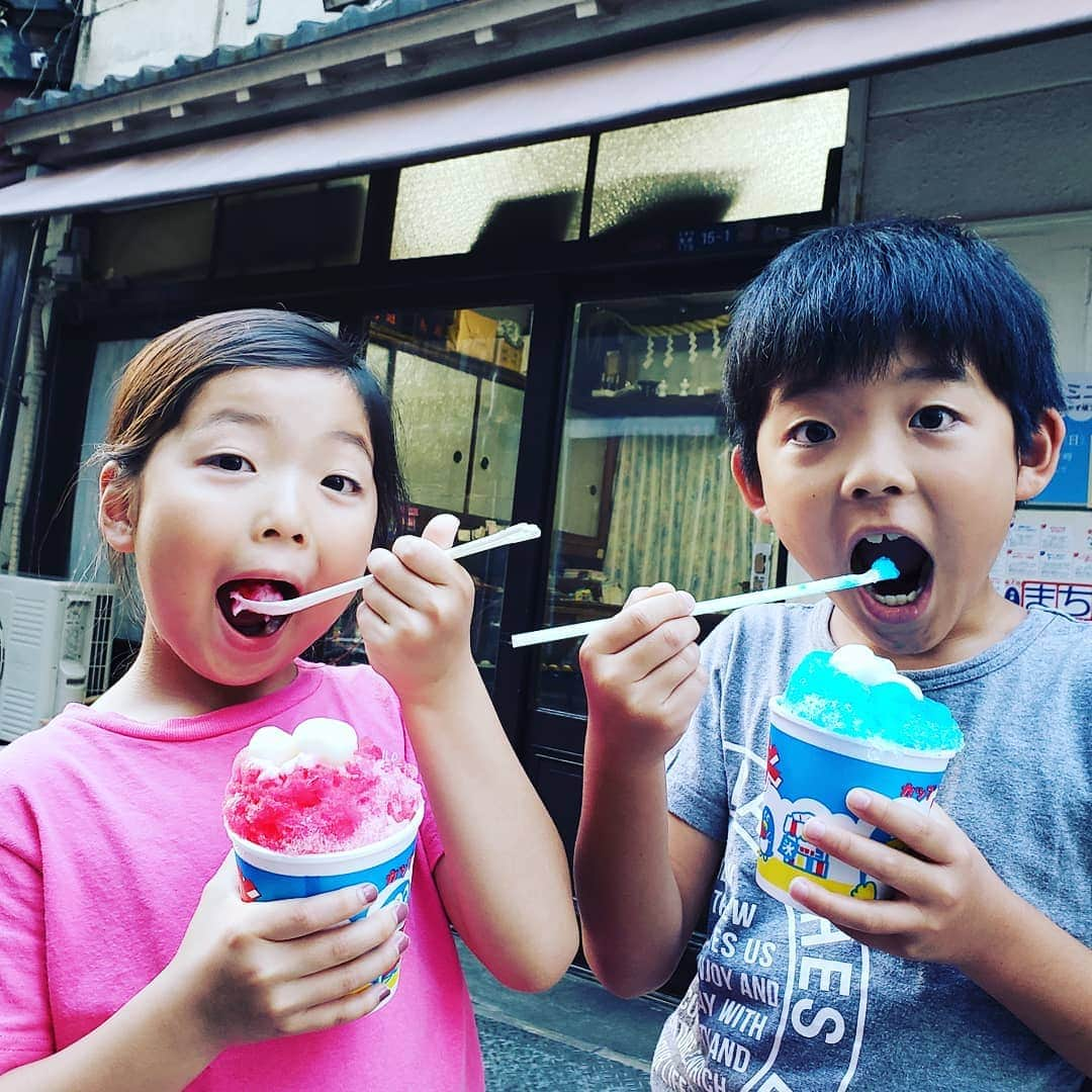 東朋宏さんのインスタグラム写真 - (東朋宏Instagram)「かき氷～～～‼️ ここのかき氷はコスパも良くてめっちゃ美味しいんだよね～‼️ でも今月いっぱいで建て直しのため一時休業するらしい。。。 どうしよう、絶対またすぐ食べたくなる。。。 その間かき氷器貸してくんないかな？(笑)  #薬酒インスタ対決 #カチクラ #夏休み #かき氷 #白玉 #おかず横丁 #港家 #子供の行きつけ」8月23日 21時54分 - tomohiro_azuma