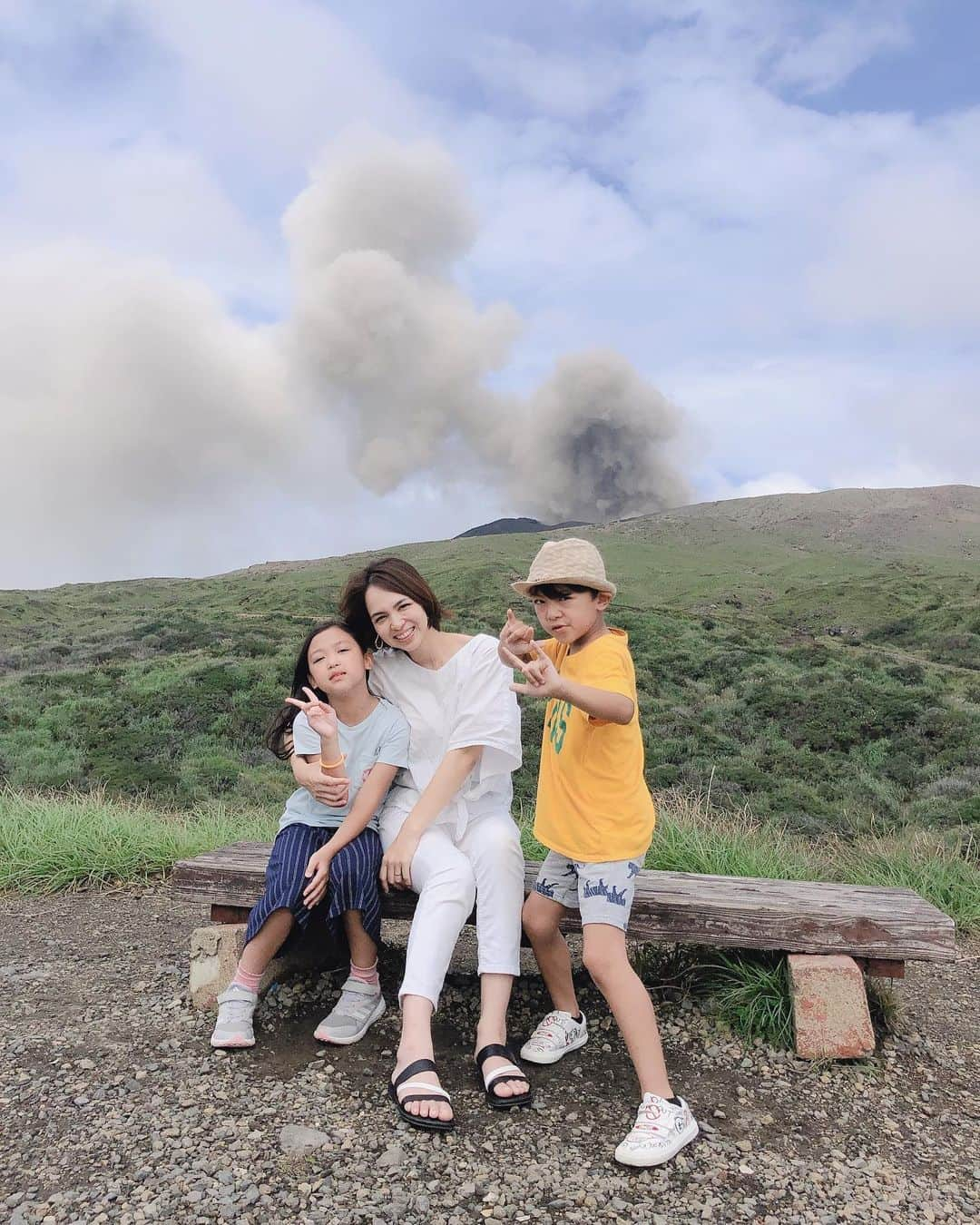 鈴木サチさんのインスタグラム写真 - (鈴木サチInstagram)「我が家の夏休みは熊本へ。 みんな初、熊本。 初、阿蘇山。 初、黒川温泉！！ お初な事ばかりに子供たちも楽しそうでした！ いやっ私が一番楽しそうかっ😅笑笑 温泉に、美味しいご飯に、幸せ💕  #mama #mother #model #family #kids #baby #summer #summervacation #kumamoto #阿蘇山 #黒川温泉 #japan」8月23日 21時56分 - sachi_suzuki