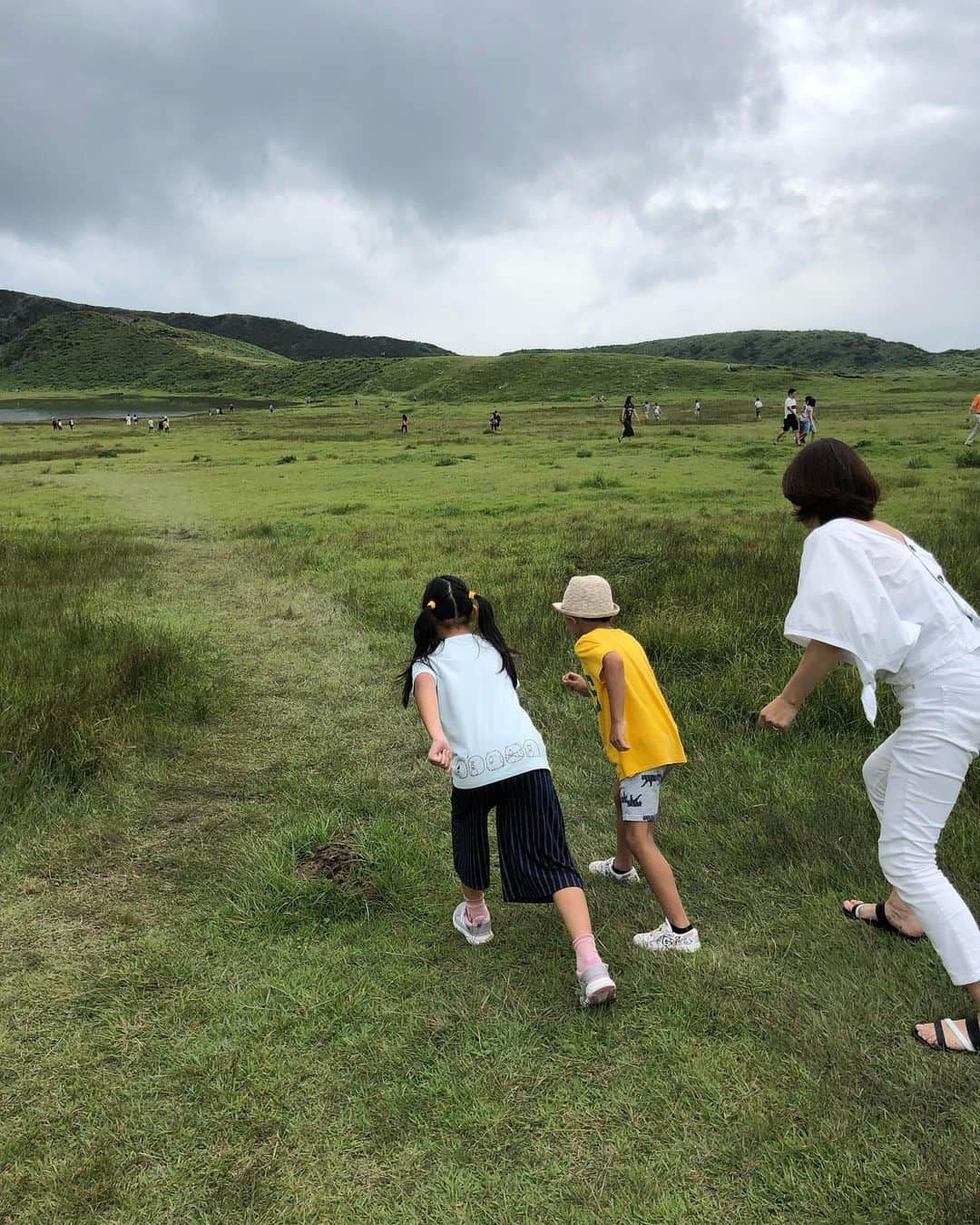 鈴木サチさんのインスタグラム写真 - (鈴木サチInstagram)「我が家の夏休みは熊本へ。 みんな初、熊本。 初、阿蘇山。 初、黒川温泉！！ お初な事ばかりに子供たちも楽しそうでした！ いやっ私が一番楽しそうかっ😅笑笑 温泉に、美味しいご飯に、幸せ💕  #mama #mother #model #family #kids #baby #summer #summervacation #kumamoto #阿蘇山 #黒川温泉 #japan」8月23日 21時56分 - sachi_suzuki