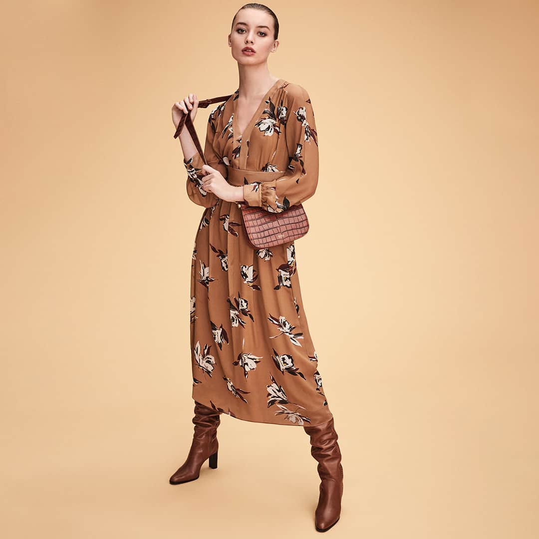 マックスマーラさんのインスタグラム写真 - (マックスマーラInstagram)「Meet the effortlessly elegant #MaxMaraFW19 dress in pure silk georgette, the perfect piece to take you from day to night. #MaxMara」8月23日 22時05分 - maxmara