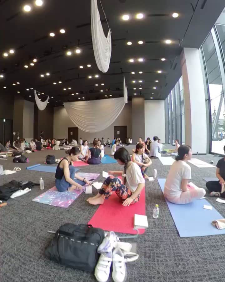 芥川舞子のインスタグラム：「YOGA JAPAN @yogajapan.jp １日目、【ハタヨガ短時間ホームプラクティス個人レッスン指導者育成講座】を無事、終えました。 ・ 「こんな短時間で指導者育成できるの？」 「そんな簡単に指導者資格渡して大丈夫なの？」 ・ という、この企画が上がった当初の様々な方々からの問いに、今しっかりYESとお答えできます。 ・ なぜなら、ヨガの先生に必要なのは、自宅でのヨガの練習の経験だけであり、その経験を積むための方法を、本講座にてしっかりとお伝えしたのですから。 ・ そして、この講座の確実性をさらに裏付けてくれたのは、今日アシスタントを務めてくれた講師たちです。 ・ 彼らは皆まぎれもなく、自らの練習を継続的に行うと同時に、自らの先生に練習の仕方を相談&支援してもらっていただけで、あのように立派に先生として指導できるようになったのです。 ・ この光景を見て、「自分がやったことは人にやってあげられるんだな」と、当たり前のことを改めて実感しました。 ・ それでいくと、ヨガの先生とはヨガの良さを伝える立場にある人なのだから、自分の人生にヨガが生かされている経験が無いと当然、人に伝えられないですよね。 ・ だからまずは練習して、ヨガへの確信を持てるようになりましょう。 ・ ・ さてさて、私珍しく、近年稀に見るほどのヤル気と、今日終えて結果が出たぞという自負を抱けた本講座を終えて今、ひとつだけ、大きな大きな心残りがあります... ・ それは時間がなさすぎて、アシスタント講師のご紹介をできなかったこと😢 ・  なので今、こちらで紹介したいと思います。 ・ 的場悠人先生 @yuto_mtb ・ 青木智仁先生 @tomohito_aoki ・ 森暁美先生 @orionam ・ 小島美香先生 @mika._.kjm ・ 林真菜美先生 @hayashimanamii ・ 児玉佳子先生 @yoshi_kodachan ・ 醍醐麻子先生 @asako.yoga.room ・ 宮島有希先生 ・ 南舞先生 @maiminami831 ・ 吉田巴瑛先生 @tomoeyoga_m ・ ・ 一人一人、素晴らしい指導と講座のサポートをありがとうございます。 アシスタント講師のみんなが生き生きしていたので、私はもうそれが一番の満足です。 ・ そして、私にいつも、惜しみなく無限のヨガの叡智と多大なるサポートを授けてくれる芥川洋輔先生 @yohsuke_akutagawa 。洋輔先生がいなければ、この講座は生まれませんでした。考えが先進的すぎて、まだ誰も見ぬ景色を一人孤独に見ている洋輔先生が、たまにこうしてみんなと喜ぶ姿を見れると私は嬉しいので、これからも一緒に頑張りたいです。 ・ さらには、その洋輔先生を生み育てた、大川さつき先生 @yoga_satsuki 。辿っていくと、全てが、さつき先生から始まったことなのだと想いながら、この景色を眺めていました。なので正直、個人的にさつき先生のグループで学んだ方たちはとても贅沢だなぁと思ってました☺️ ・ ・ 練習をすると疑問が湧いてきます。 そこからが本当の意味で先生との会話が必要になってきます。 ・ ぜひ、今日という日が、あなたのヨガが始まる日になりますように。そして、あなたの先生との出会いの場となりますように。 ・ 当校の学びの場はこちら⇩今日来てくれた先生方の情報なども載ってます。ぜひ見てみてください。 @hridaya_yogaschool」