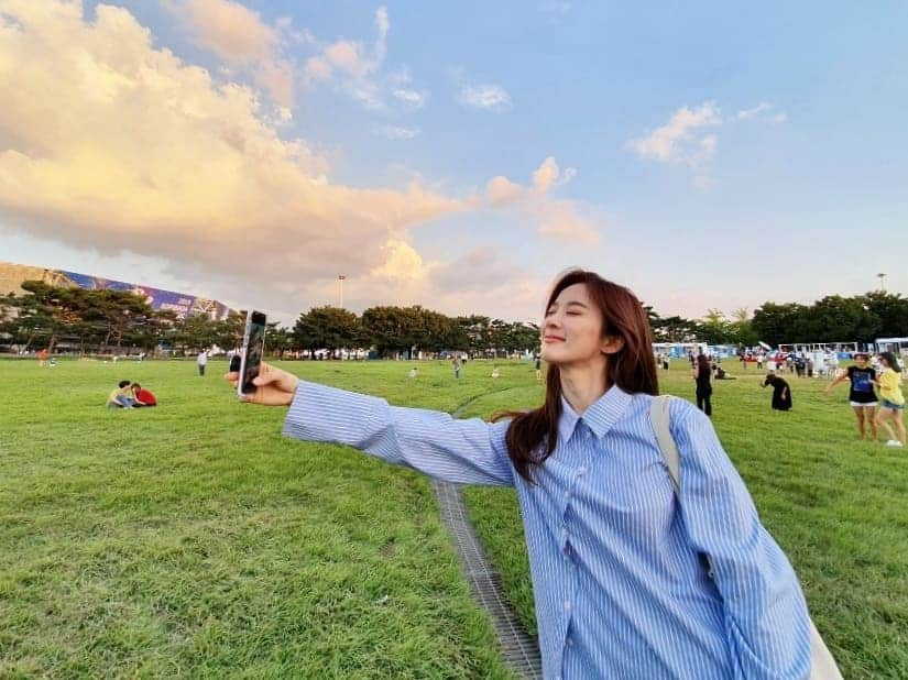 イ・チョンアさんのインスタグラム写真 - (イ・チョンアInstagram)「🥦🐛🦖🌳🌲🌱🌵🌿🍀🍃 ⠀⠀⠀⠀⠀⠀⠀⠀⠀⠀⠀⠀⠀⠀⠀⠀ 시상식 중간 텀에 우리는 수트와 쥬얼리를 벗어던지고 쪼르르 잔디 밭으로 마실...❥ ⠀⠀⠀⠀⠀⠀⠀⠀⠀⠀⠀⠀⠀⠀⠀⠀ ⠀⠀⠀⠀⠀⠀⠀⠀⠀⠀⠀⠀⠀⠀⠀⠀ 우리팀 고마워 사랑해.⠀⠀⠀⠀⠀⠀⠀⠀⠀⠀⠀⠀⠀⠀⠀⠀⠀⠀⠀⠀⠀⠀⠀⠀⠀⠀⠀⠀ #INSTANTVACATION #초록과땅과나무 #좋아합니다」8月23日 21時58分 - leechungah