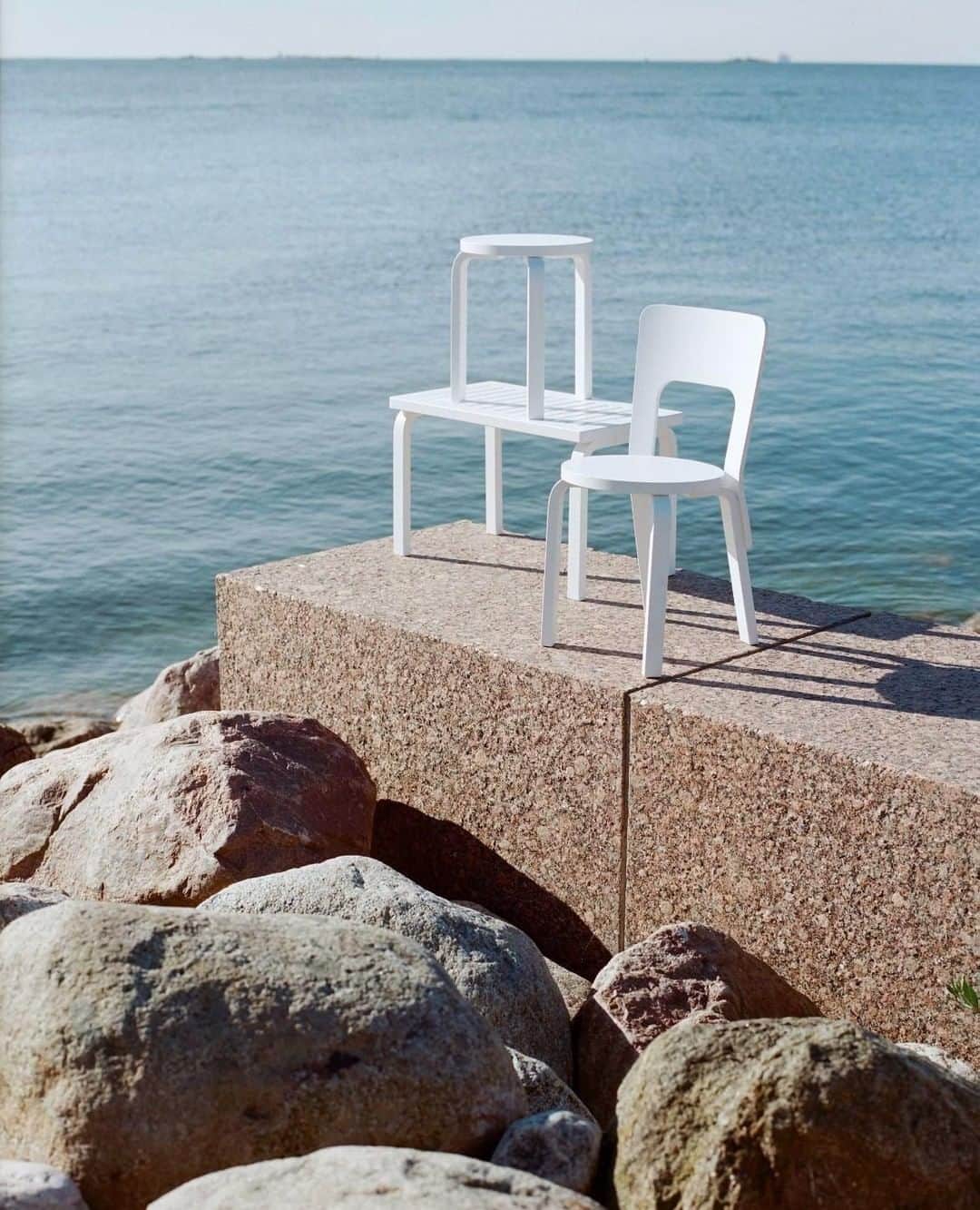 Artekさんのインスタグラム写真 - (ArtekInstagram)「Summer’s not over yet – you’ll find us at the beach this weekend.  #artek #aalto #stool60 #chair66 #bench153b」8月23日 22時00分 - artekglobal
