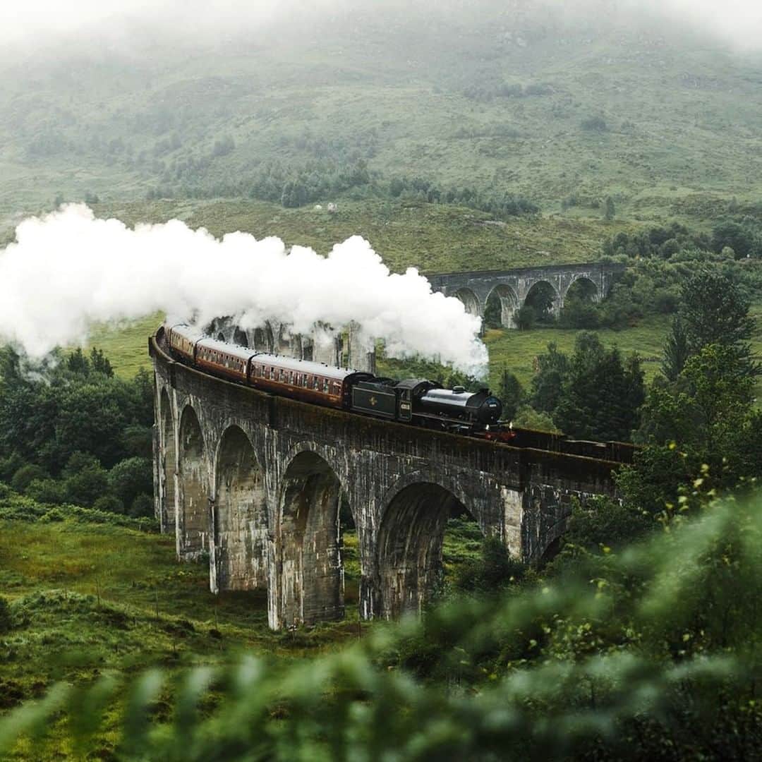 エールフランスのインスタグラム：「O Scotland, for your hidden beauties all means (of transportation) are good! 😉  Ô Écosse, pour ta beauté et tes mystères, tous les moyens (de locomotion) sont bons ! 📸 Merci @Jackharding  #AirFrance #Franceisintheair」