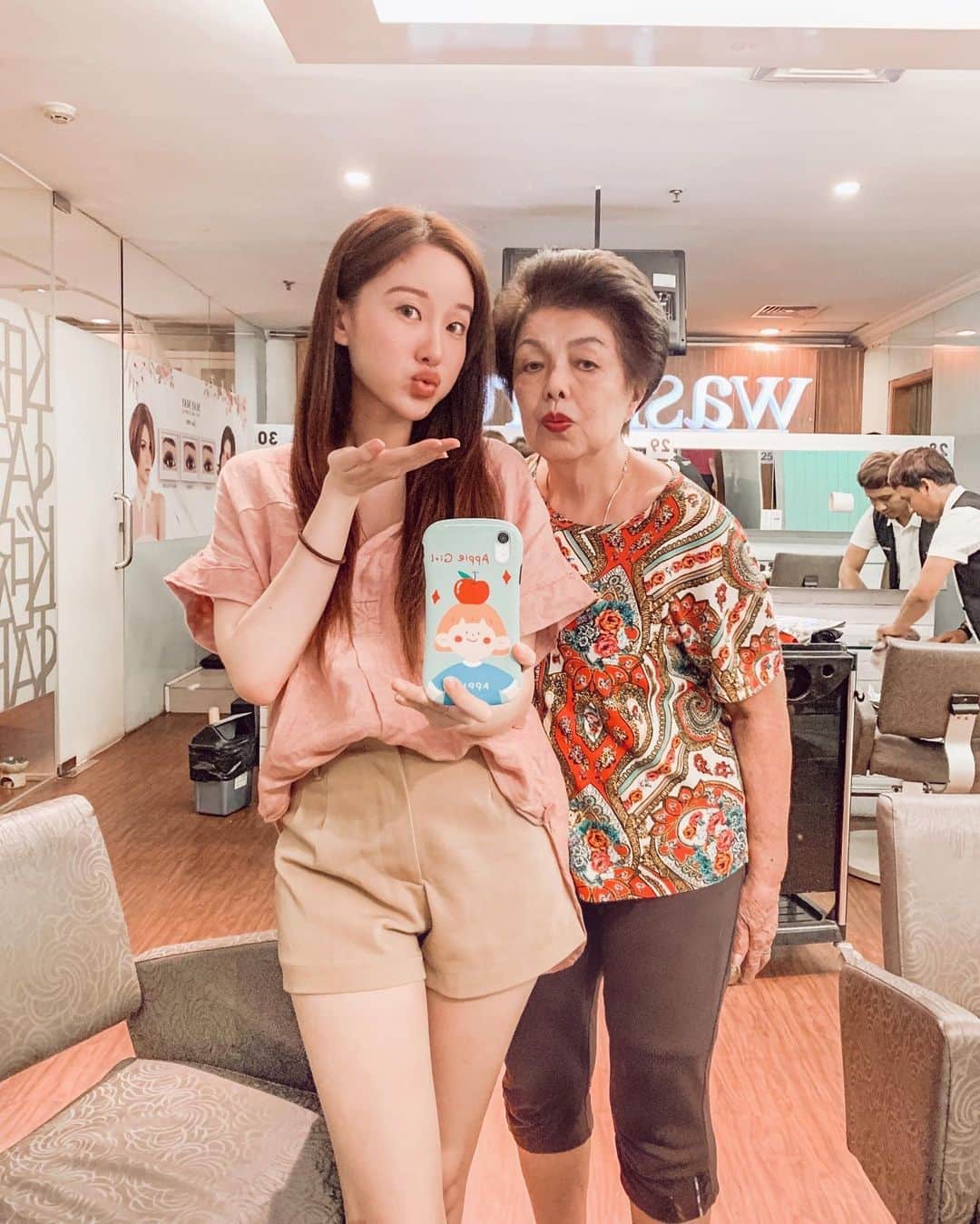 ジェシカ・ヤマダのインスタグラム：「Hari ini nyalon sama Ama 😙👵🏻 . Today’s quote from our saucy conversation: “江山易改，本性难移” . It’s a Chinese proverb and it means: “Moving a mountain is easier than changing someone’s character.” 🤔😂⛰ Which is trueeeee!!! . #qualitytime #grandmaandme #chineseproverb」