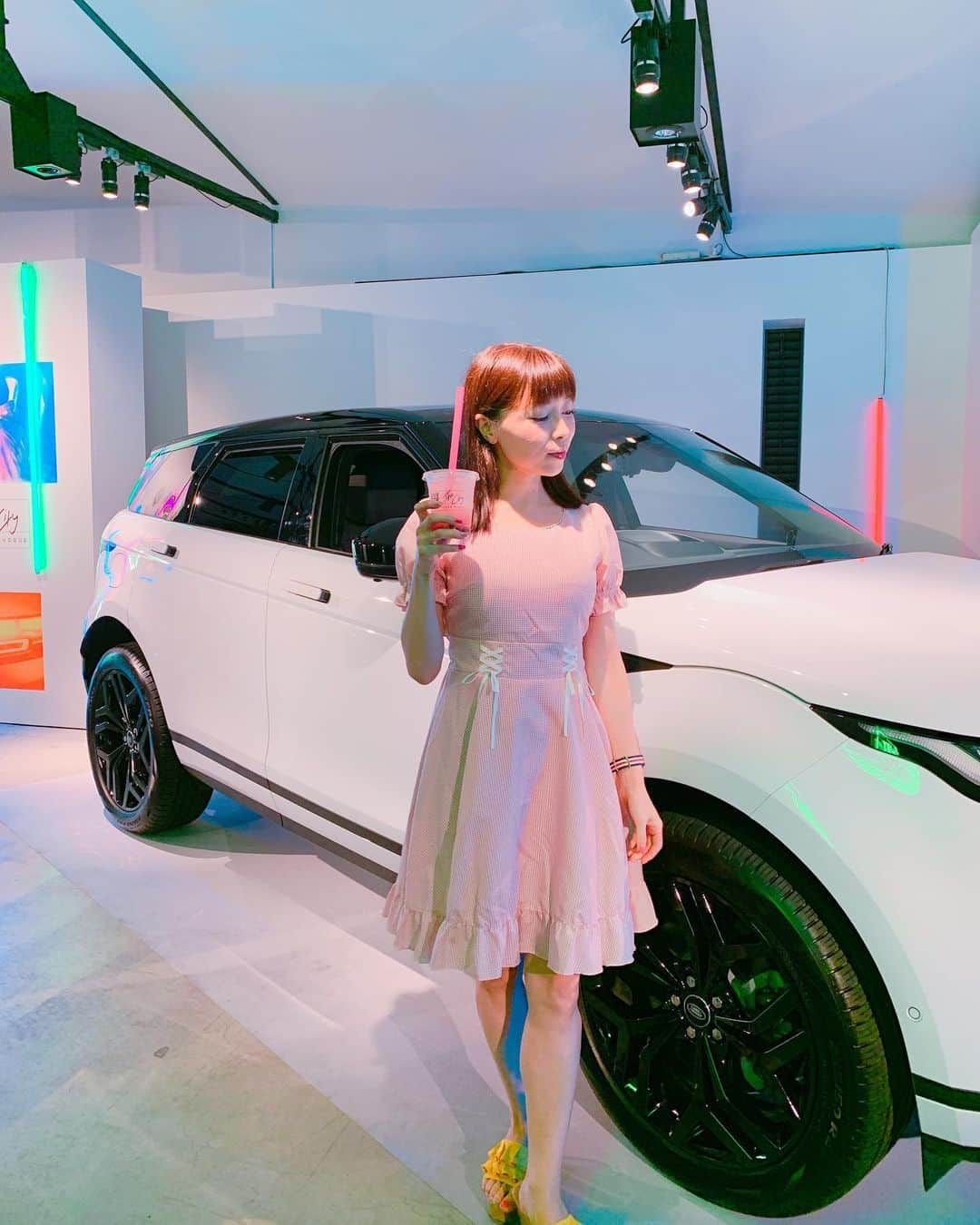 DJ MIYAさんのインスタグラム写真 - (DJ MIYAInstagram)「やっほーん💓昨日は、レンジローバーの新型 「EVOQUE（イヴォーグ）」のアンバサダーに森星さんが就任ー！！💗 レセプションパーティーに出席しましたぁー💗❤️💗 . .  新型のEVOQUEは、コンパクトなのに4doorだし、タイヤも大きくて坂道や山道もパワフルに走れそうー！ . outdoorのお出かけとかにも良さそう💓 . .  森星さんのトークショーもあり、プロジェクションマッピングもあって豪華なreception partyでしたーぁ💗 . . .  会場のケータリングのオードブルや、タピオカドリンクも🥤美味しかったシーィ💓 .  楽しかったー💗 . . .. #HelloEvoqueTokyo #レセプションパーティー #EVOQUE #ジャガーレンジローバー #レンジローバー #車好き #カーマニア #新製品発表会 #イヴォーグ  #ジャガー #RANGEROVEREVOQUE  #表参道 #新作パーティー #socallink #ファッション好き #今日のコーデ #パーティーコーデ #今日のファッション #モデル #インスタグラマー #インフルエンサー #車好き女子 #車好き」8月23日 22時04分 - dj_miya