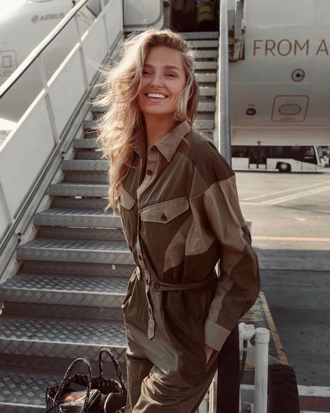 ロミー・ストリドさんのインスタグラム写真 - (ロミー・ストリドInstagram)「Another day, another plane ✈️ ps. never wearing a jumpsuit on the plane again」8月23日 22時11分 - romeestrijd