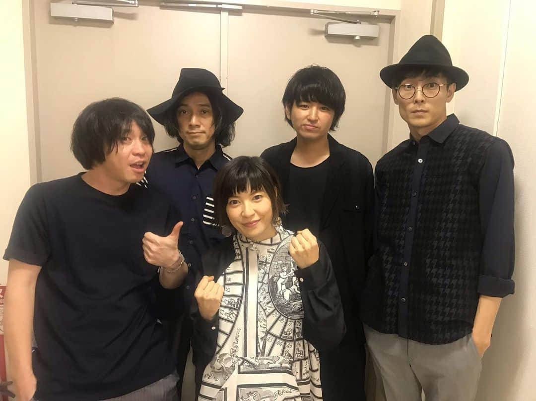 のインスタグラム：「「笑顔のために」東京公演﻿ 来て観て聴いてくださった皆さま、﻿ 会いに来てくれてどうもありがとうございました！﻿ みんなのおかげでずっと笑顔でいられたよ！﻿ ありがとうね☺️楽しかったね！﻿ ﻿ 客席寒かったって聞いたよ、﻿ 風邪ひきませんように…🙇‍♀️﻿ ﻿ ﻿ これはステージに立つ前に撮ったよ。﻿ 改めて、素晴らしいメンバーだ。﻿ ﻿ 感謝。」