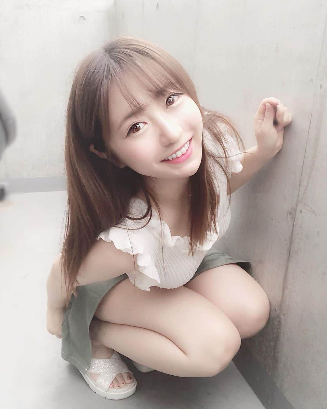 のインスタグラム：「涼みましょう ♡ ♡ 涼しくなってきたけど まだまだモヤっとしてるし いくら水飲んでもぼーっとしてしまって 引きこもってます😹 . . なのでいつだかに行って 載せてなかった 金魚アートアクアリウムの 写真でも見て涼みましょう🐟 . . 最近なにしてますか？ . . #金魚 #金魚アートアクアリウム #アートアクアリウム #アートアクアリウム展 #kingyo #japanesegirl #japan_of_insta #japanculture #japaneseculture #足っきー #太もも #ノースリーブ #日本橋 #崖の上のポニョ」