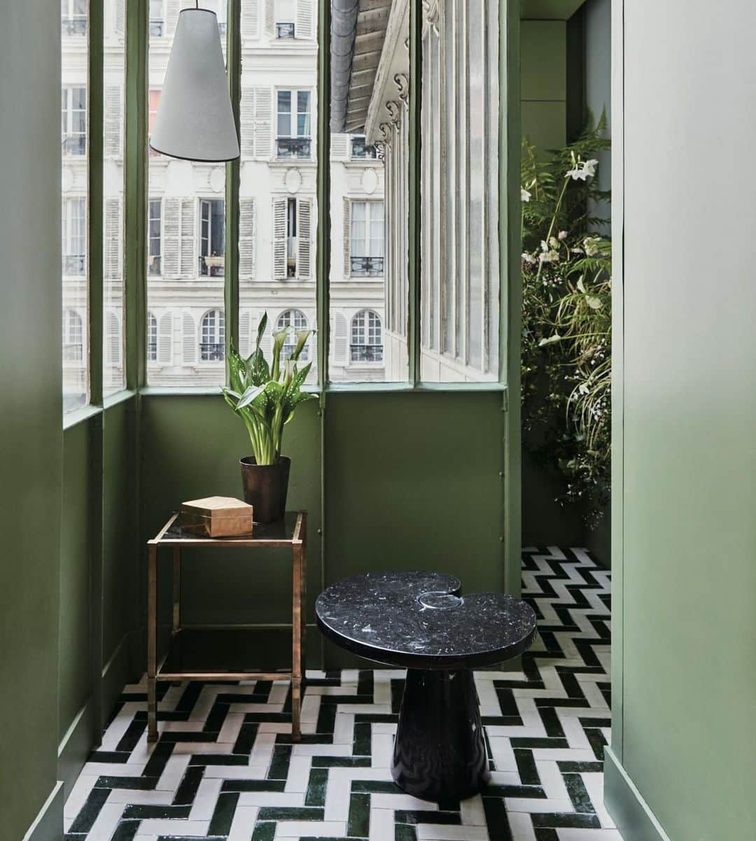 ELLE DECOR JAPANさんのインスタグラム写真 - (ELLE DECOR JAPANInstagram)「green wall × botanicals × monotone tiles = awesome🕶 - Paris apartment designed by Ashley Maddox (studio maddox). collaboration with @gcgarchitectes ・ 緑の壁に植物が映える。 1710年に建てられたパリ6区のアパルトマン。インテリアデザイナーのアシュリー・マドックスがスタイリッシュに変身させた。大理石製のアンジェロ・マンジャロッティのテーブル「Eros」はイタリア、真鍮のテーブルはLAのローソン・フェニングで購入したもの。 ・ ・ ・ photo : Birgitta Wolfgang/sister agency #elledecor #エルデコ #elledecorjapan  #建築 #デザイン #住まい #homedecor #designlover #homes #instahome #roomclip #インテリア #おしゃれな家 #家具 #livingroom #livingroomdecor #パリのアパルトマン #おしゃれインテリア #世界の住みたい家」8月23日 22時17分 - elledecorjapan