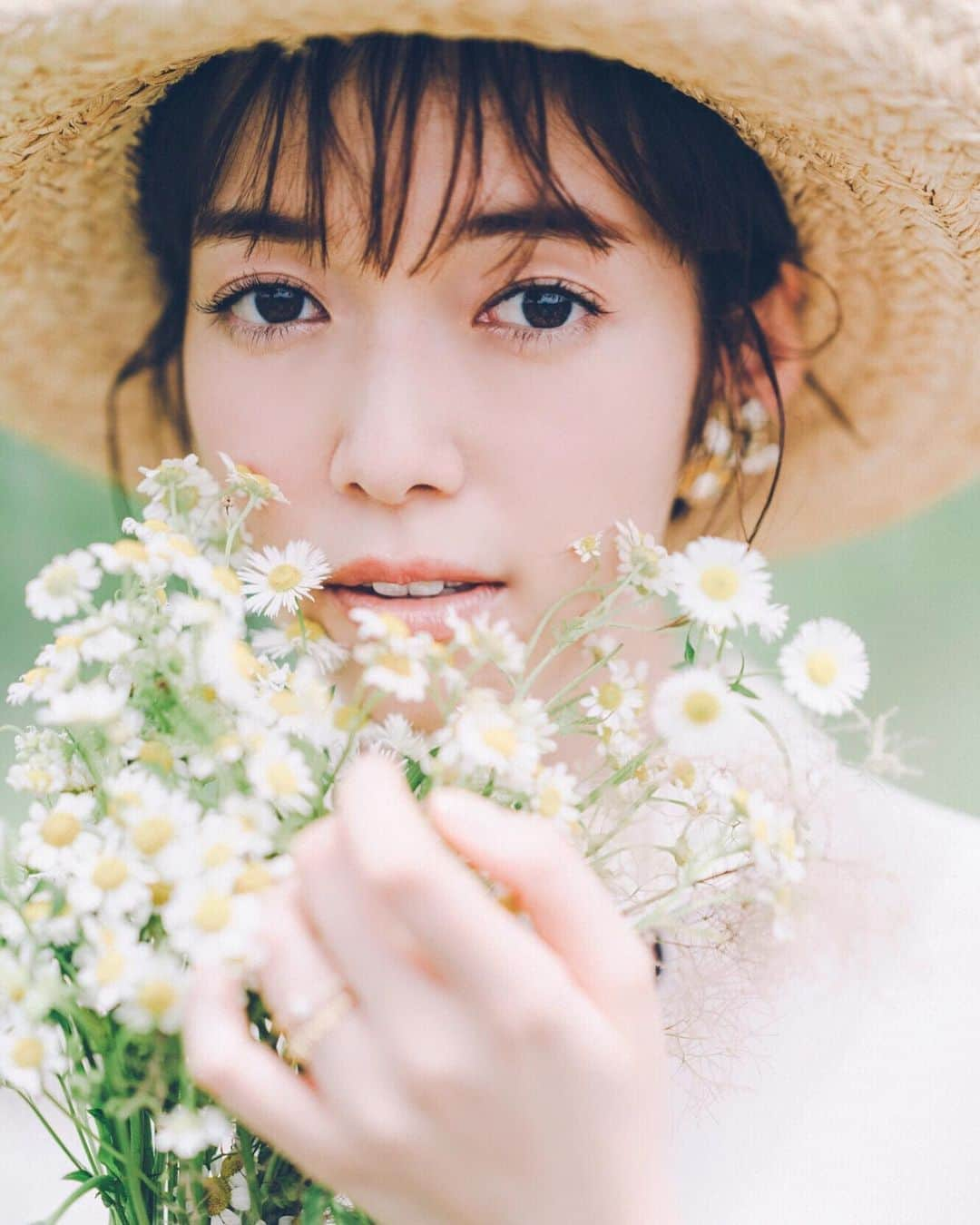 佐藤栞里さんのインスタグラム写真 - (佐藤栞里Instagram)「. ゼクシィ 国内リゾートウエディング 本日発売になりました💓 なんと前回に引き続き、、 表紙を飾らせていただきました✨ 嬉しいな☺️🧚🏻‍♂️ 一呼吸一呼吸空気を噛み締められるような 美しい自然に囲まれた長野県のワイナリーで、 愉快なスタッフさんたちと撮影をしてきました🍇 時間の流れがゆるやかでとても心地良かった☘️ 触れたらほどけてしまいそうなくらい(ほどけません😝) 繊細で美しいドレスはもちろん 緑や湖に映えるアクセサリーもとっても可愛いので ぜひ手に取っていただけたら嬉しいです。 海も良いけど、山も良いよなあ、、😊👒」8月23日 22時32分 - satoshiori727